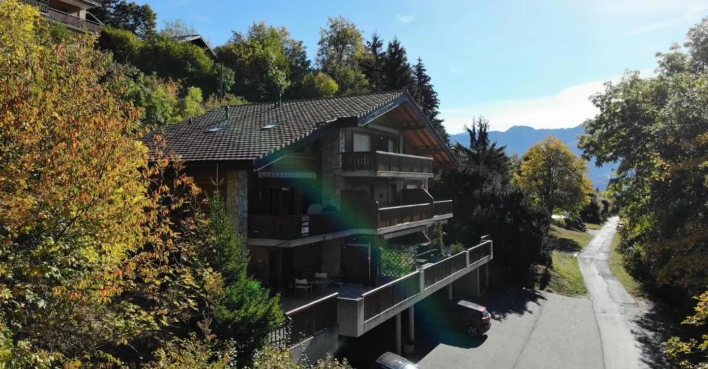 Duplex luminoso e tranquillo di 4,5 stanze a Ovronnaz, con garage e posto auto - Foto 1 di 12