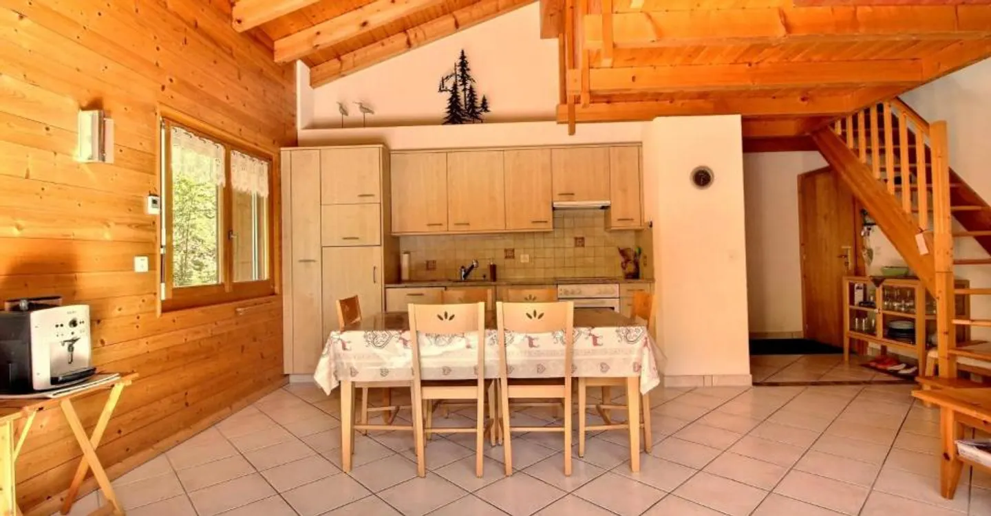 Duplex luminoso e tranquillo di 4,5 stanze a Ovronnaz, con garage e posto auto - Foto 9 di 12