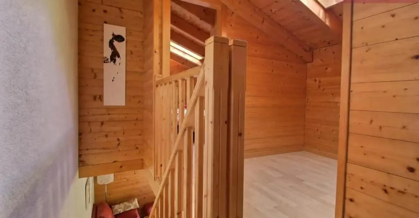Duplex luminoso e tranquillo di 4,5 stanze a Ovronnaz, con garage e posto auto - Foto 10 di 12