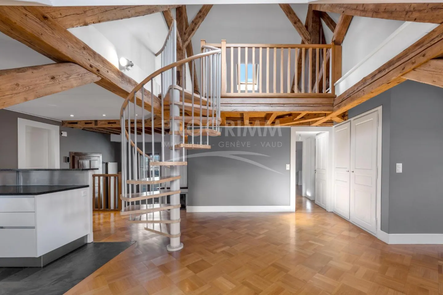 Old Town - Superb 4-Room Apartment with Studio - Top Floor - Elevator - Photo 4 of 8