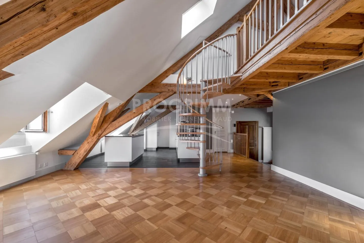 Old Town - Superb 4-Room Apartment with Studio - Top Floor - Elevator - Photo 5 of 8