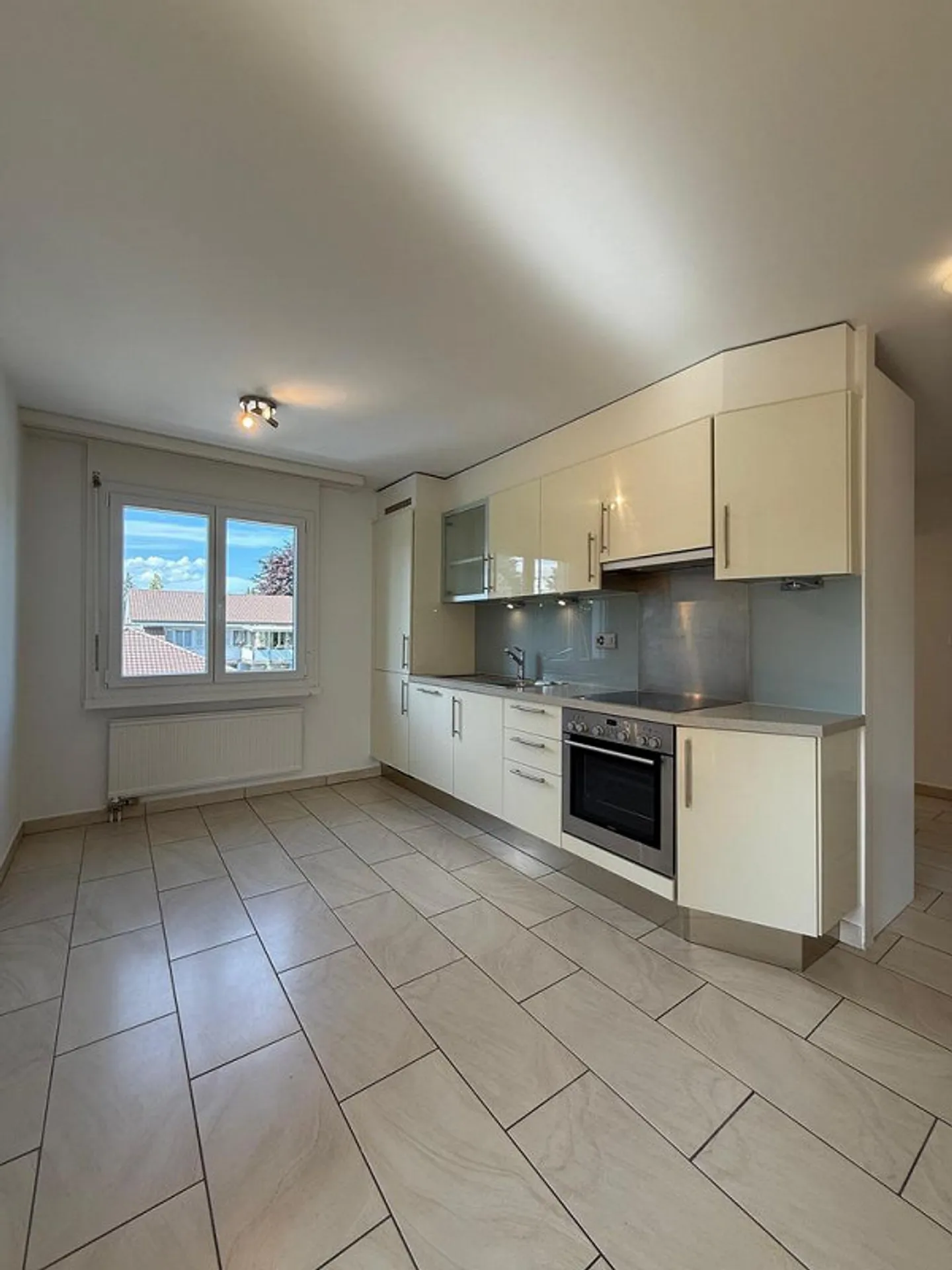 Appartement lumineux de 4.5 pièces au rez-de-chaussée surélevé avec grand balcon - Photo 1 sur 12