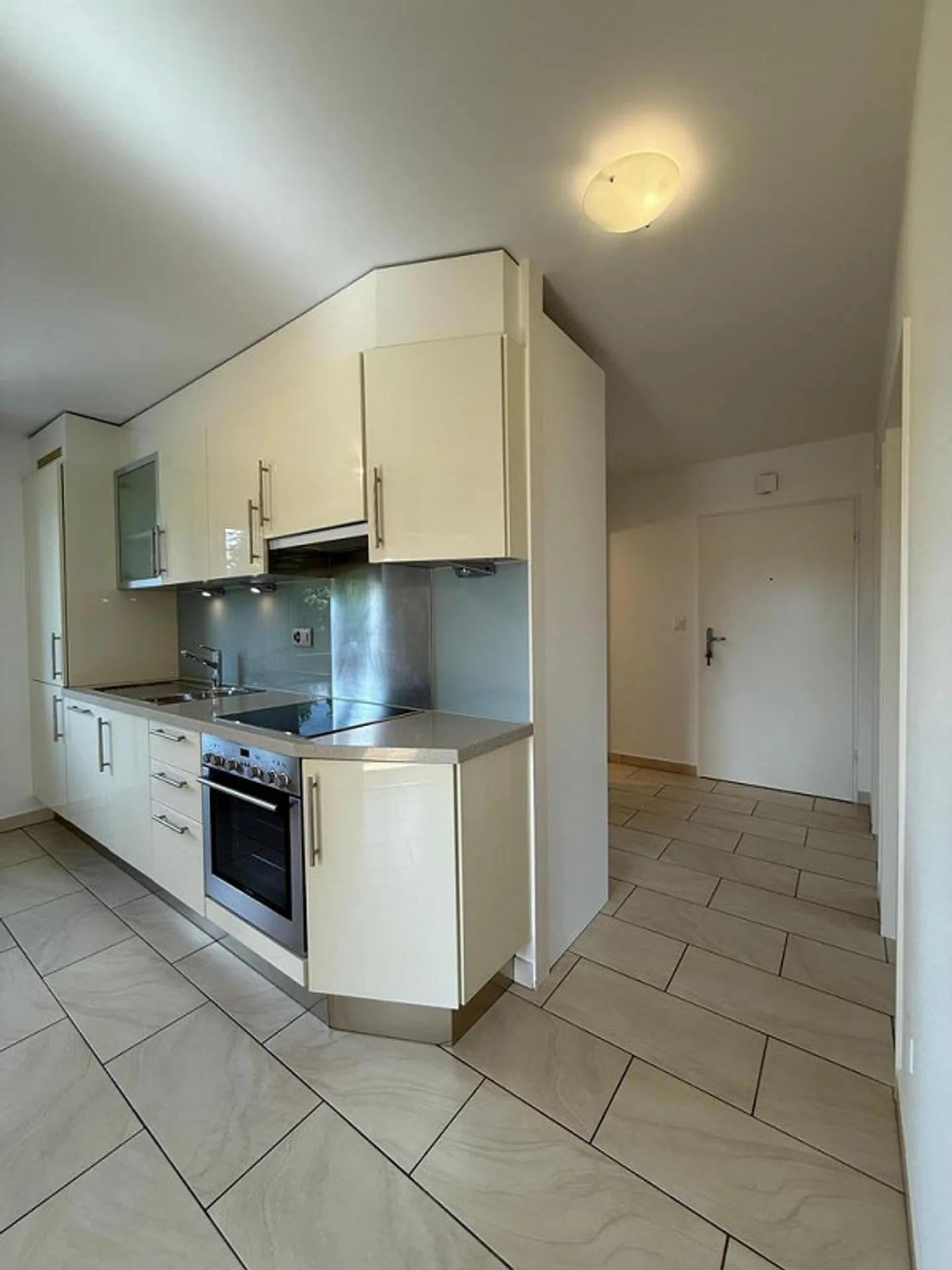 Appartement lumineux de 4.5 pièces au rez-de-chaussée surélevé avec grand balcon - Photo 2 sur 12