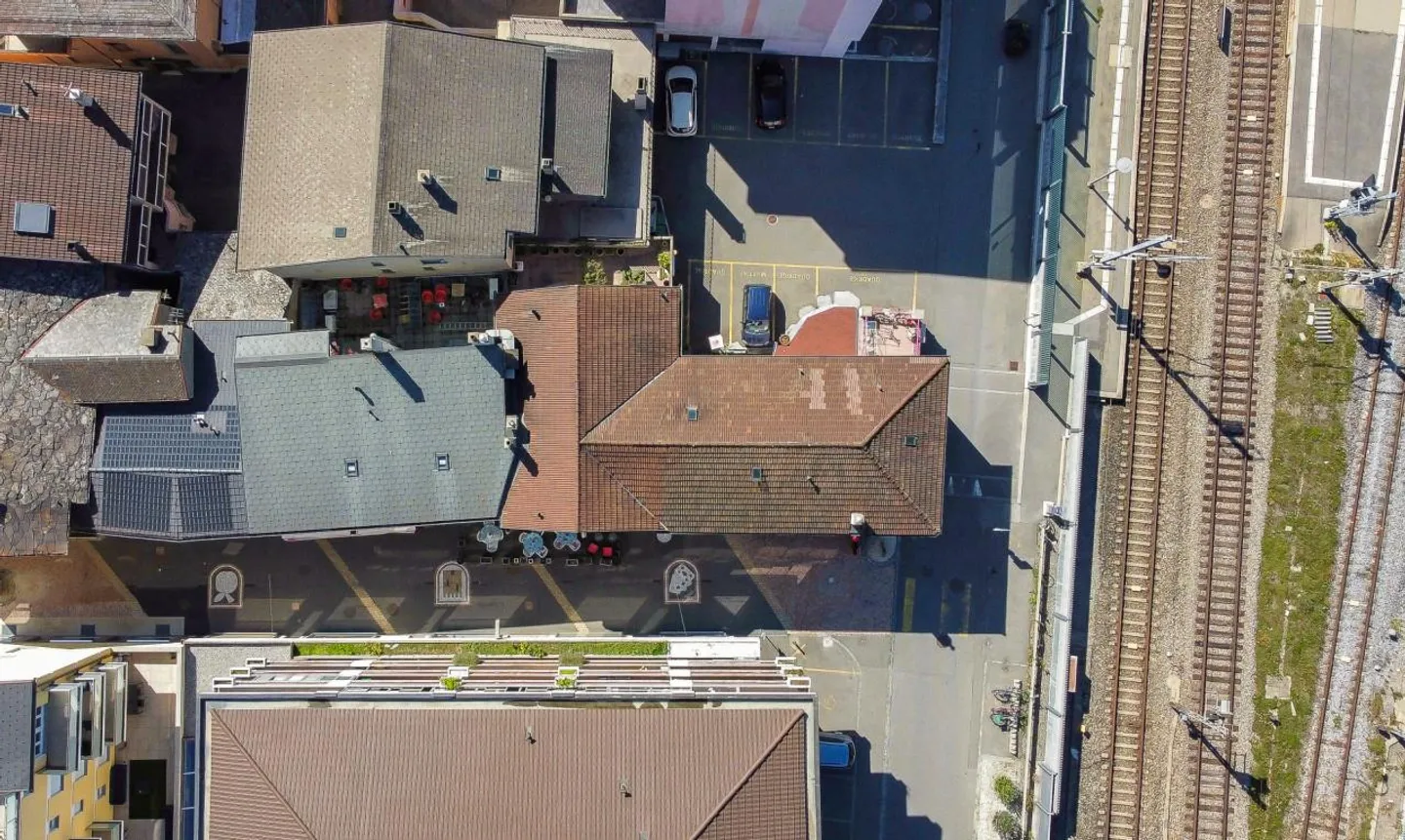 Building with high potential in the center of Saxon, facing the train station - Photo 3 of 9