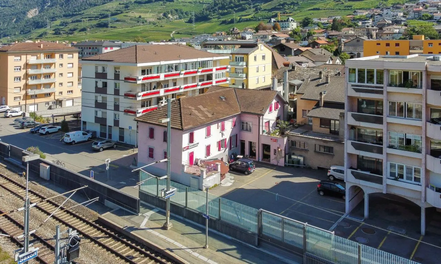 Building with high potential in the center of Saxon, facing the train station - Photo 4 of 9