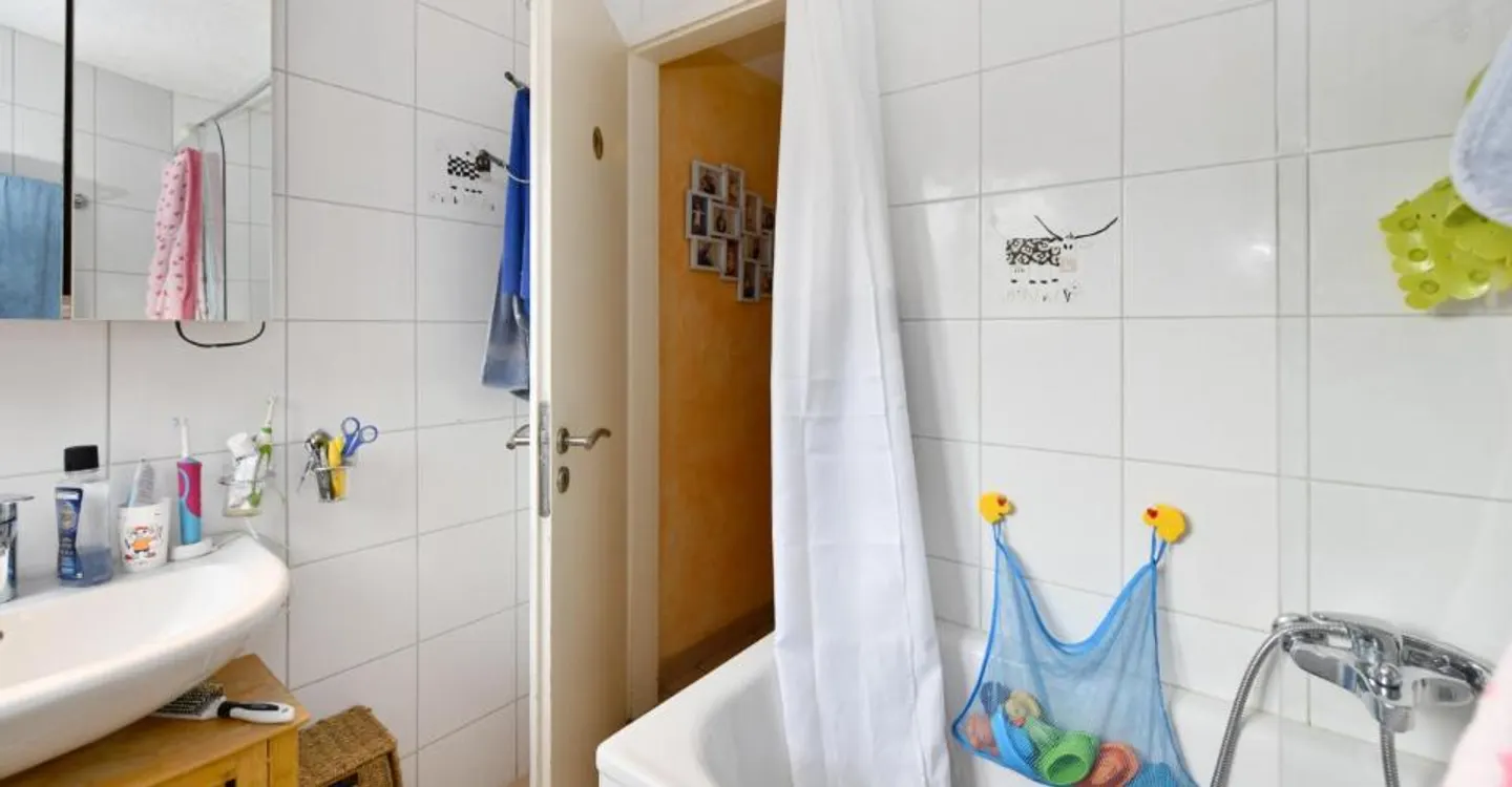 FULLY - PREISREDUZIERT - CHARMIERENDES DORFHAUS 3.5 ZIMMER - Foto 6 von 11