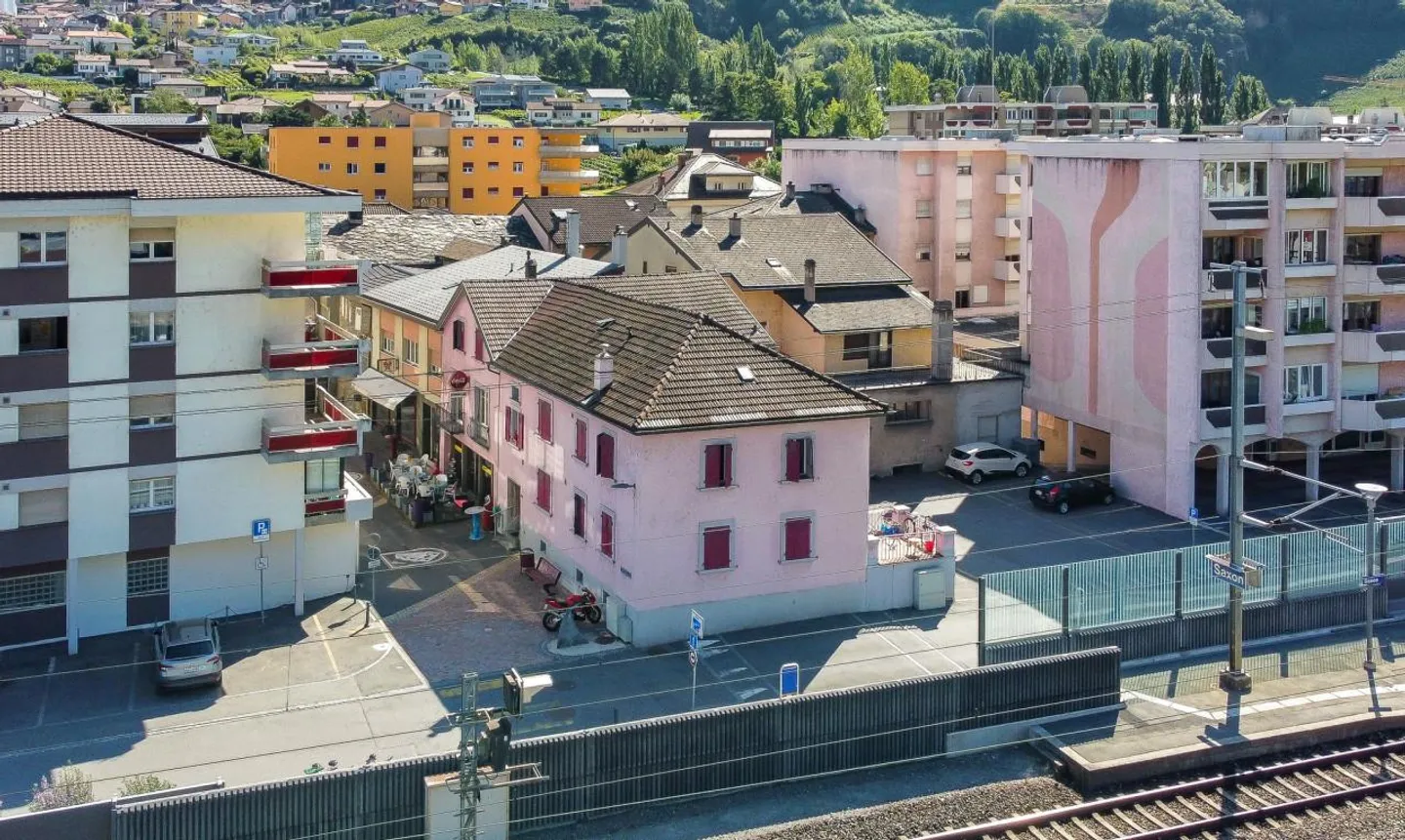 Building with high potential in the center of Saxon, facing the train station - Photo 1 of 9