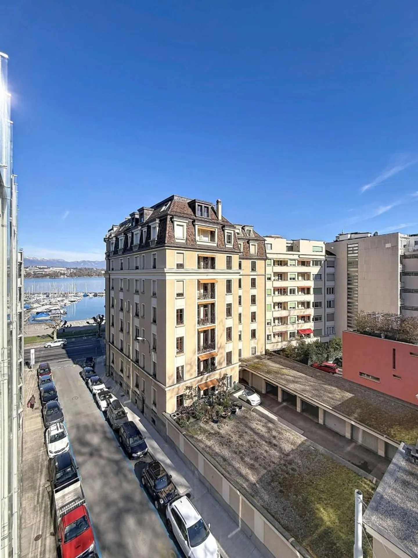 Very nice bright apartment in immediate proximity to the lake and the Eaux-Vives park - Photo 2 of 9