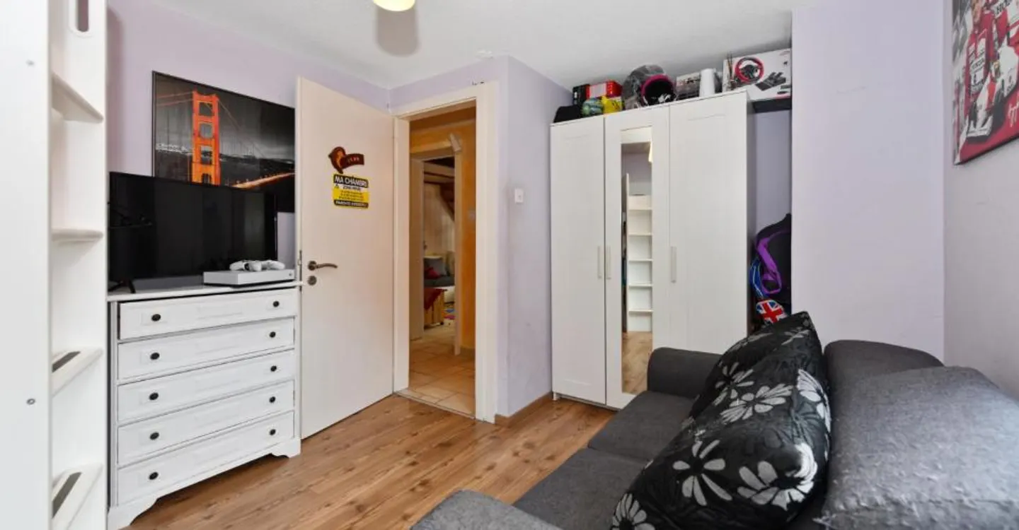 FULLY - PREISREDUZIERT - CHARMIERENDES DORFHAUS 3.5 ZIMMER - Foto 9 von 11