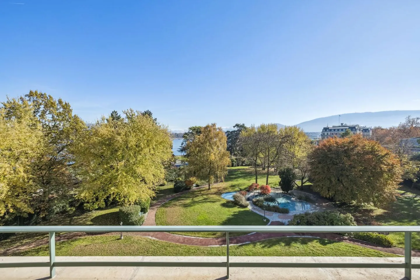 EXCLUSIVITY: Magnificent 6-room apartment with Mont-Blanc and Lake view - Photo 1 of 10