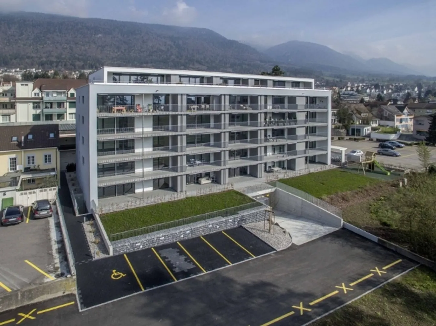 Proche du centre mais encore vert autour de la maison - Photo 1 sur 12