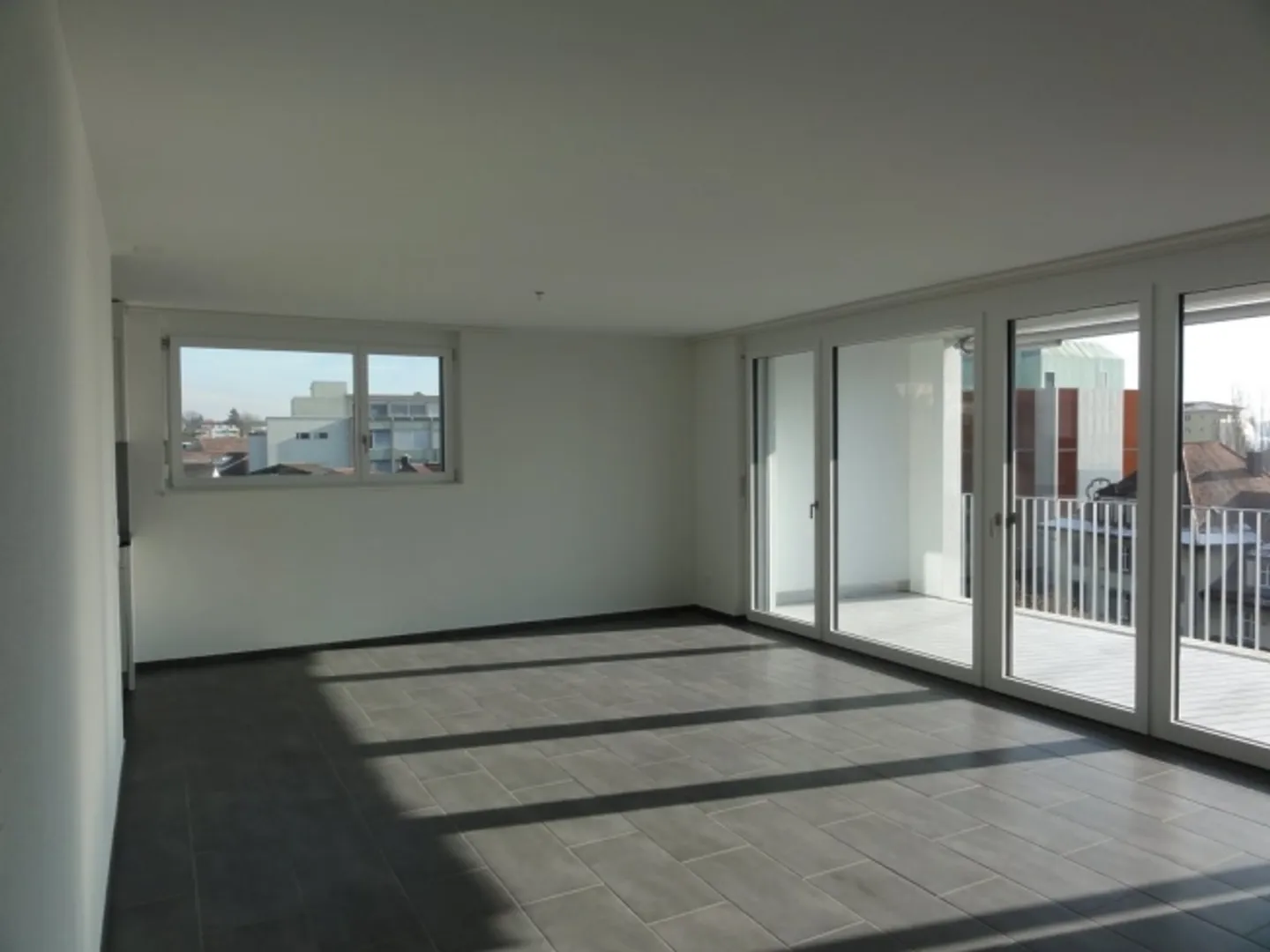 Proche du centre mais encore vert autour de la maison - Photo 2 sur 12