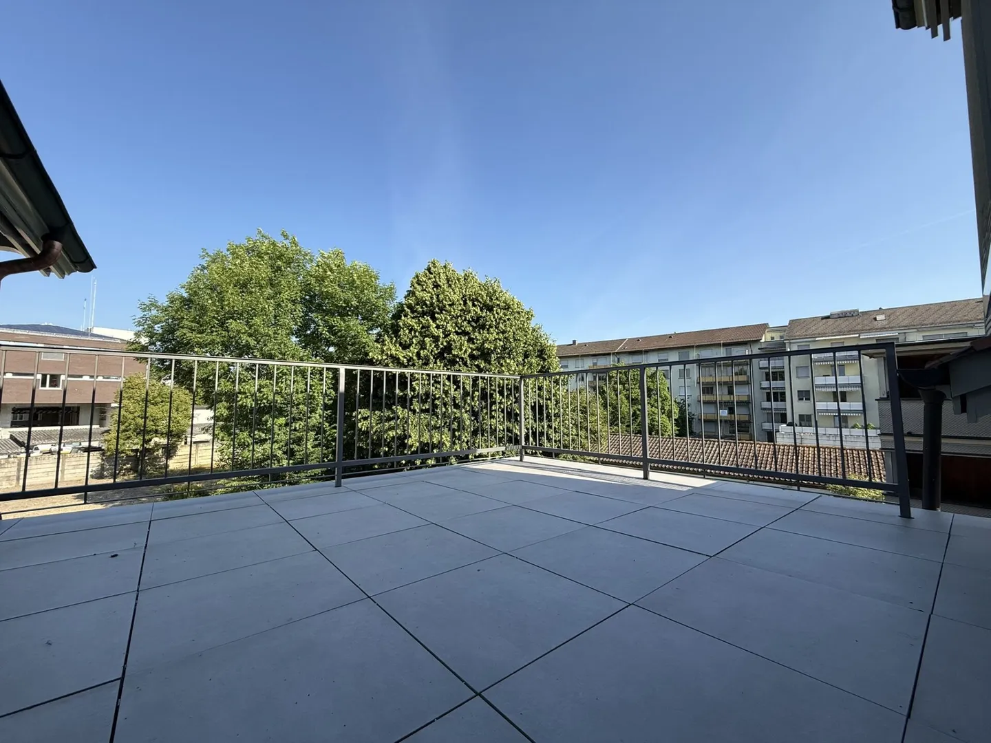 Appartamento d'epoca parzialmente ristrutturato di 4 1/2 locali, 2° piano in un'oasi verde nel centro - Foto 9 di 13