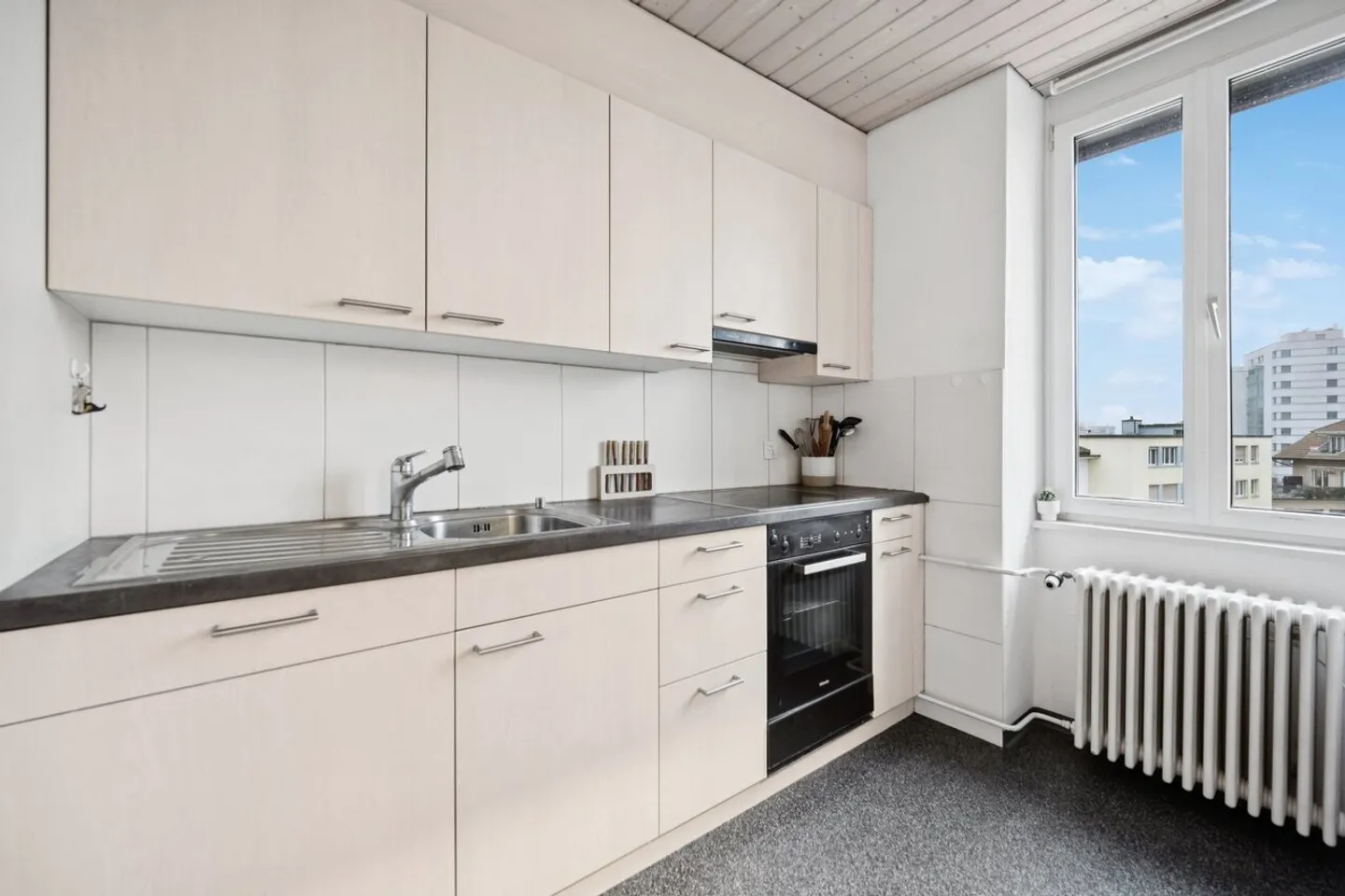 Investment property with three residential units and potential in a prime location - Photo 5 of 11