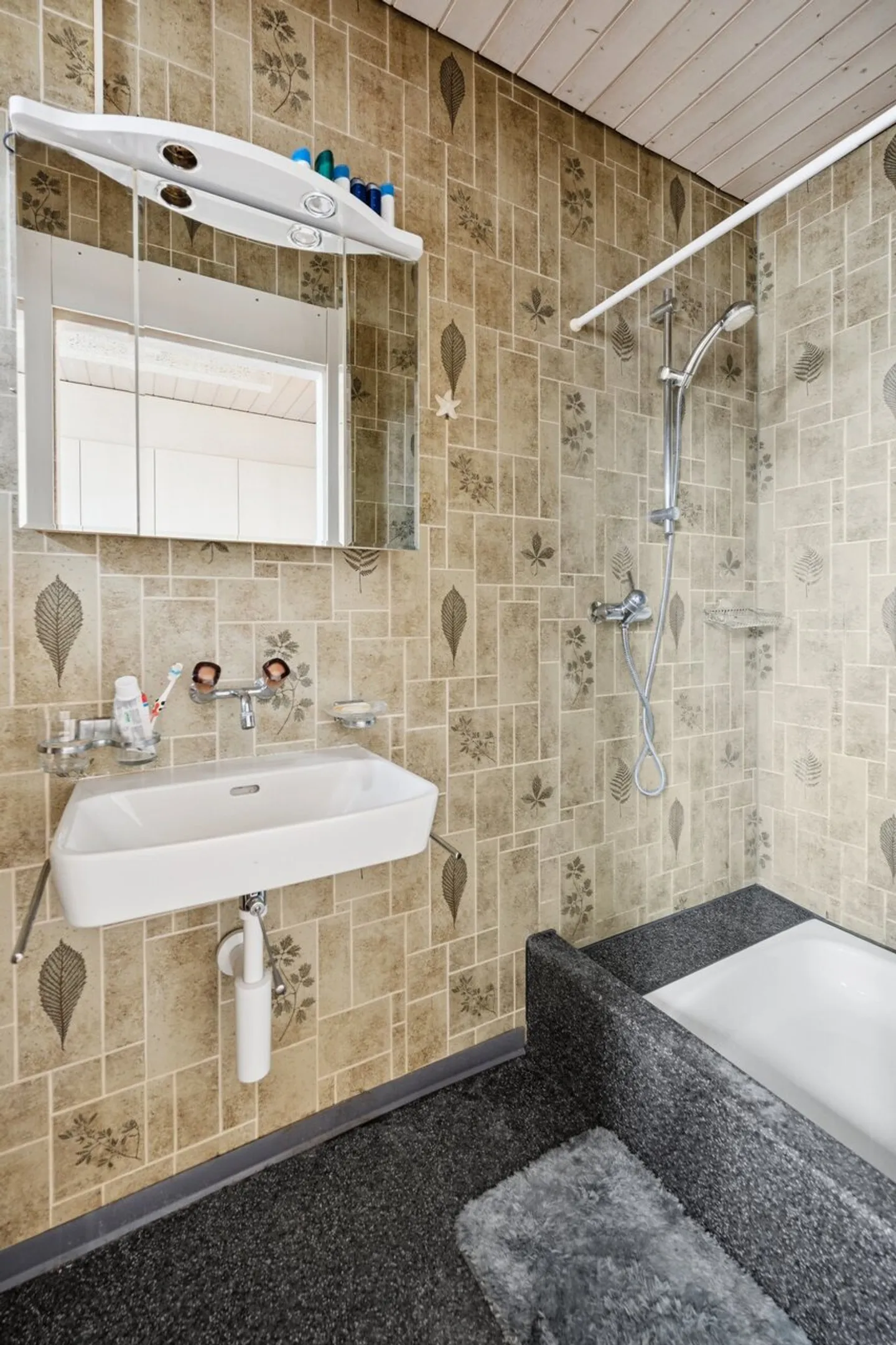 Investment property with three residential units and potential in a prime location - Photo 7 of 11