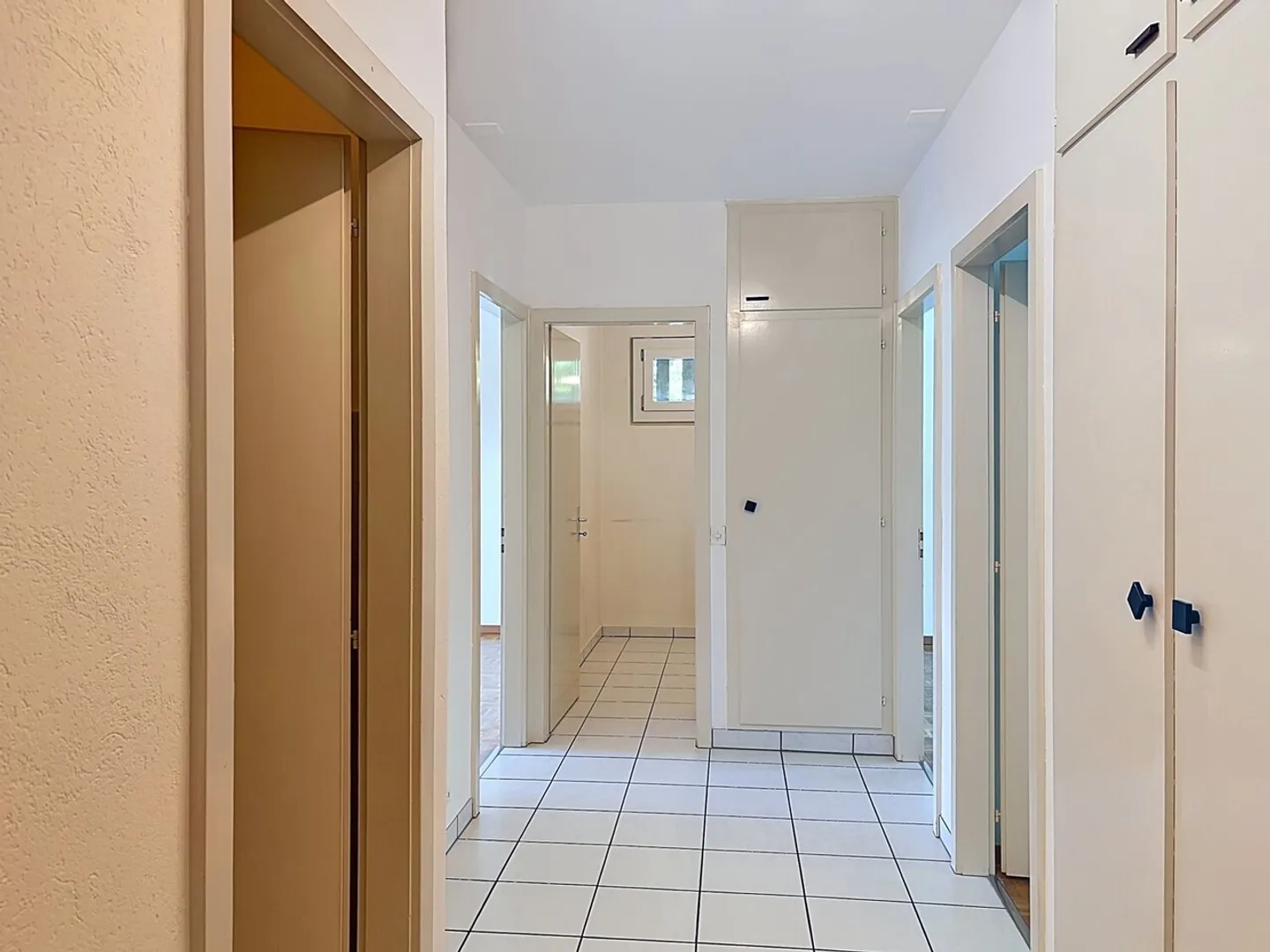 Spacious Apartment with Balcony - Photo 7 of 12