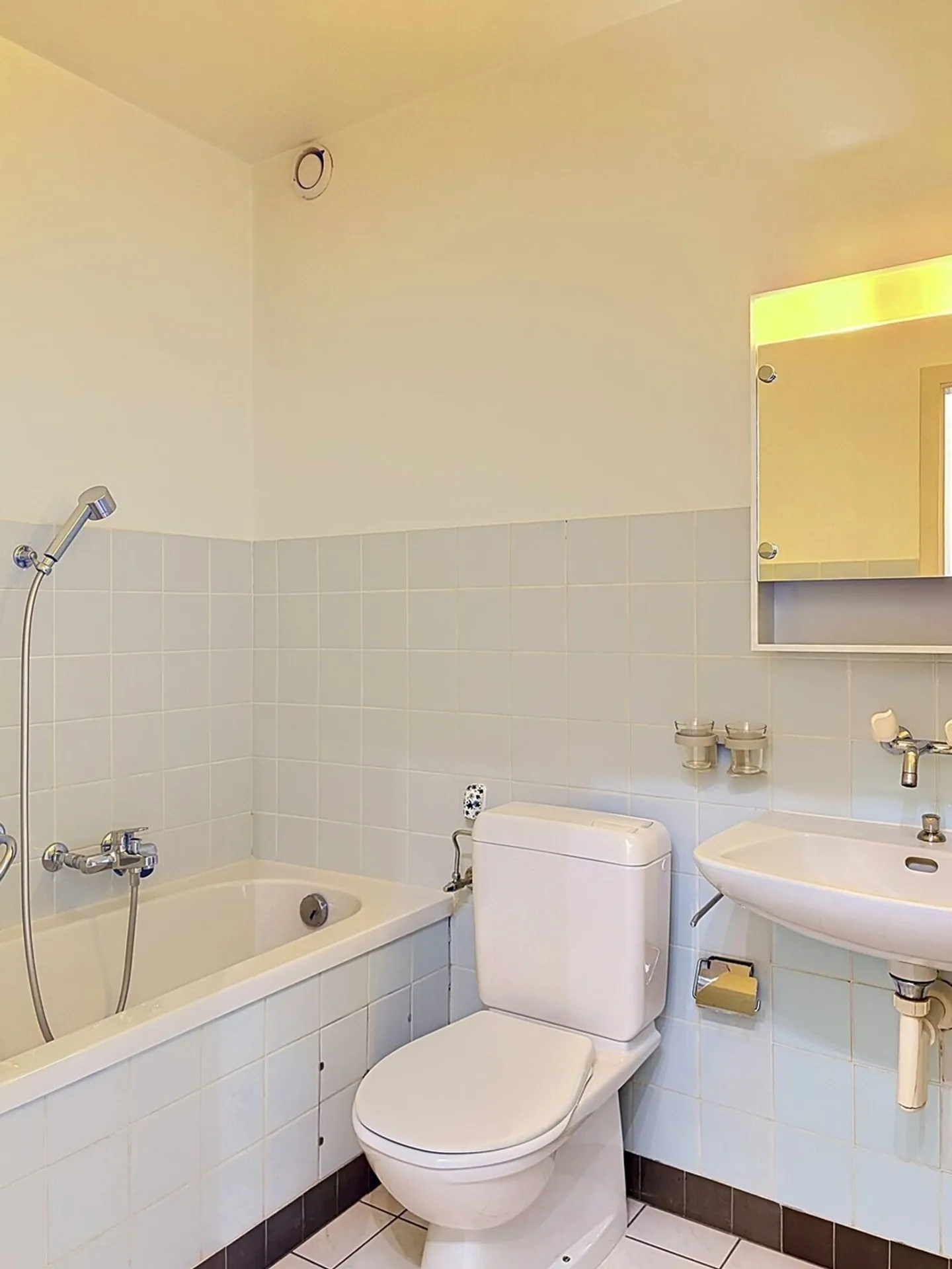 Spacious Apartment with Balcony - Photo 10 of 12