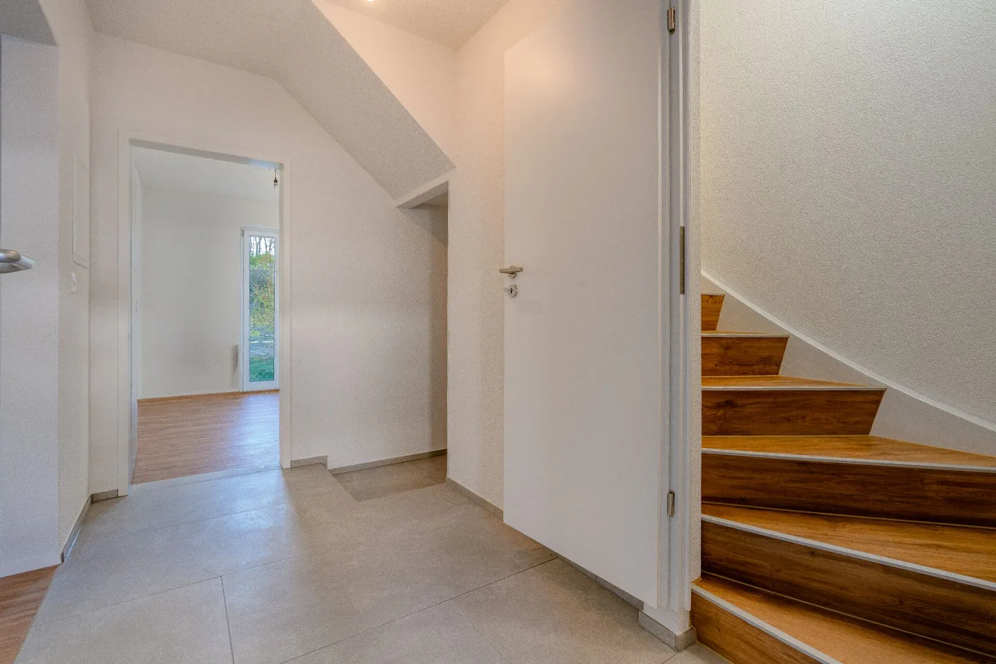 Exclusive single-family house with direct access to the Aare in Aarburg - Photo 2 of 29