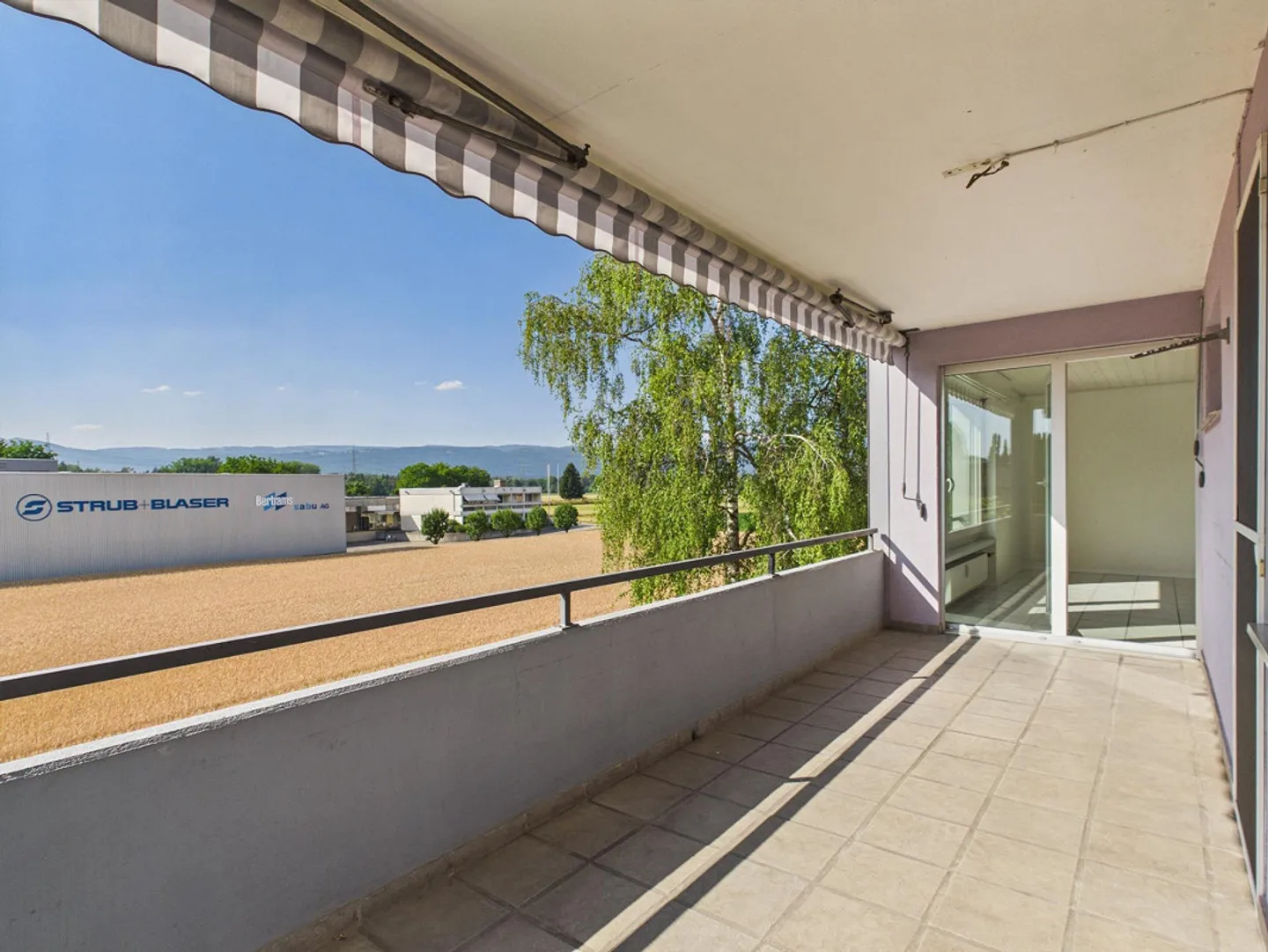 Appartement 4.5 pièces avec balcon, garage et ascenseur dans un emplacement calme - Photo 1 sur 9
