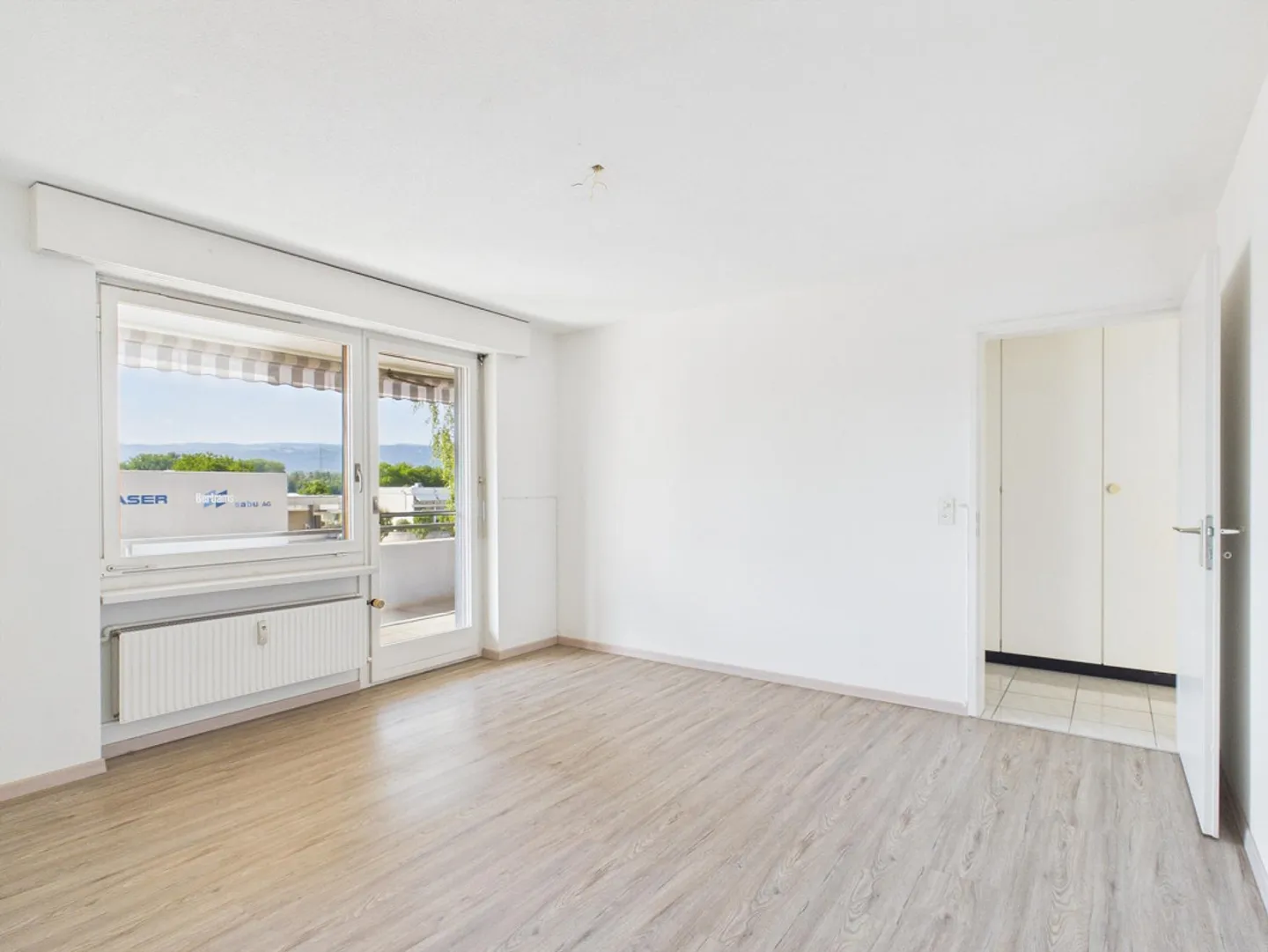 Appartement 4.5 pièces avec balcon, garage et ascenseur dans un emplacement calme - Photo 2 sur 9