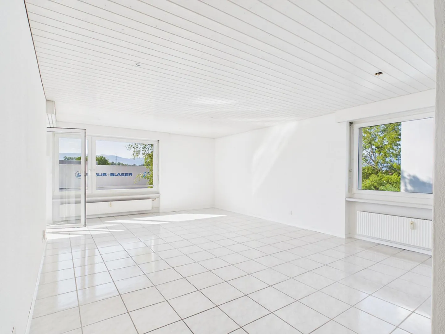 Appartement 4.5 pièces avec balcon, garage et ascenseur dans un emplacement calme - Photo 4 sur 9