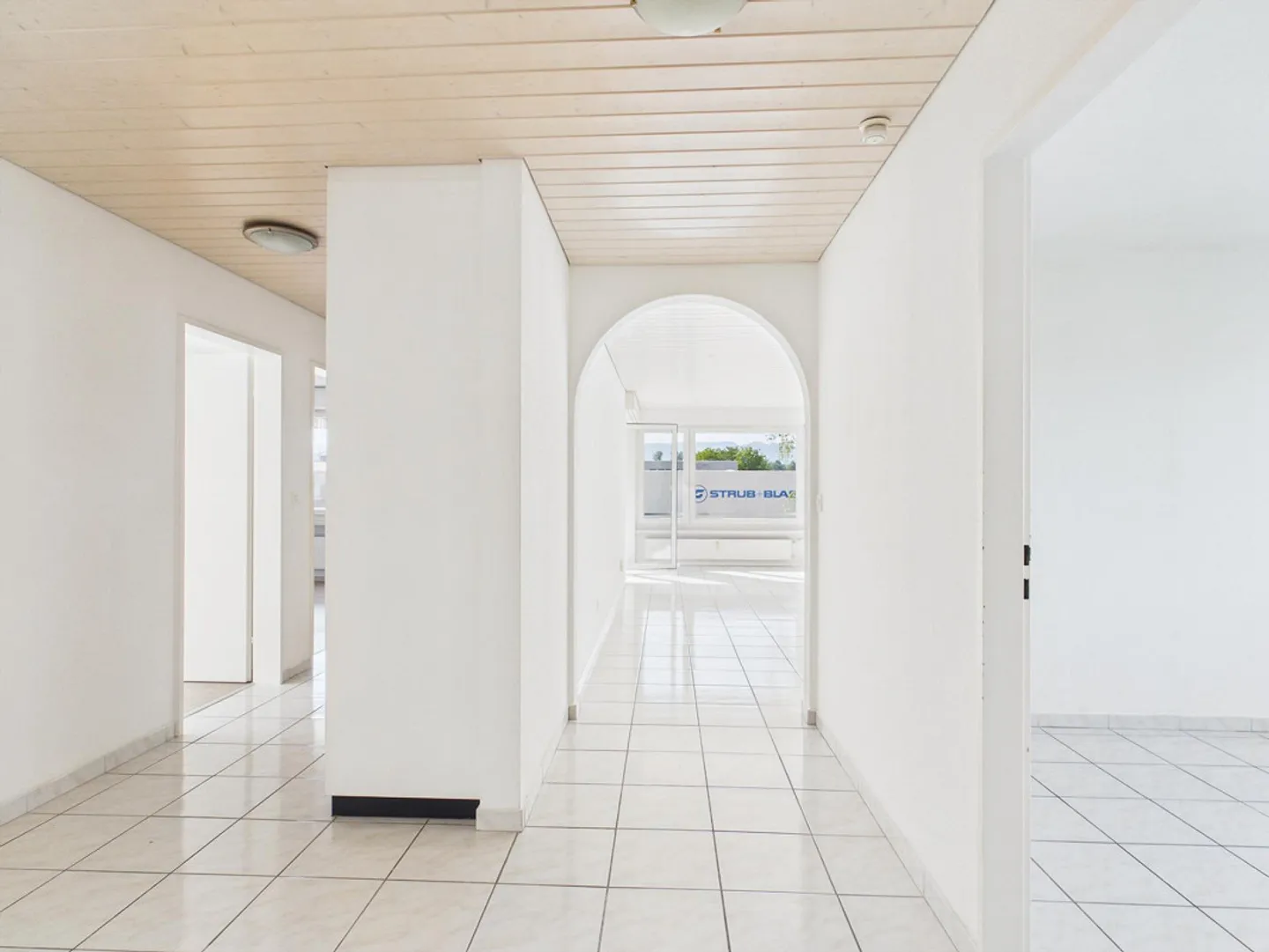 Appartement 4.5 pièces avec balcon, garage et ascenseur dans un emplacement calme - Photo 5 sur 9