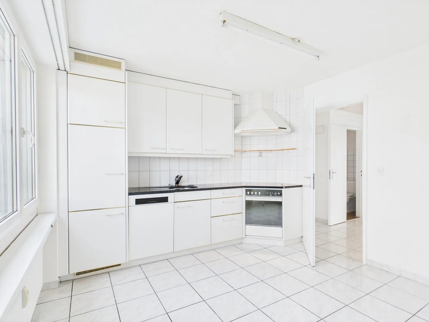 Appartement 4.5 pièces avec balcon, garage et ascenseur dans un emplacement calme - Photo 6 sur 9