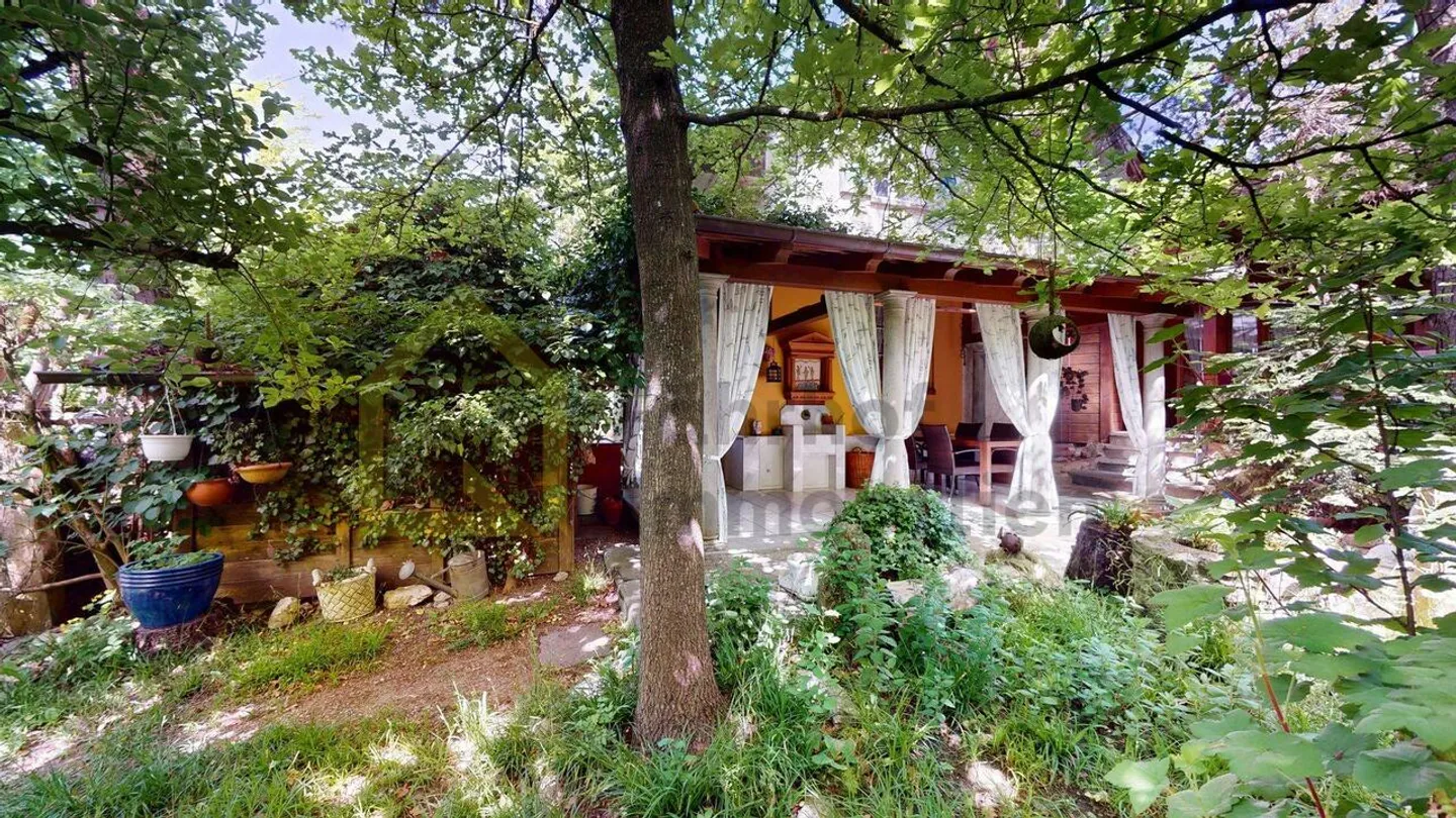 Grande oggetto per amanti con giardino idilliaco - Foto 16 di 19