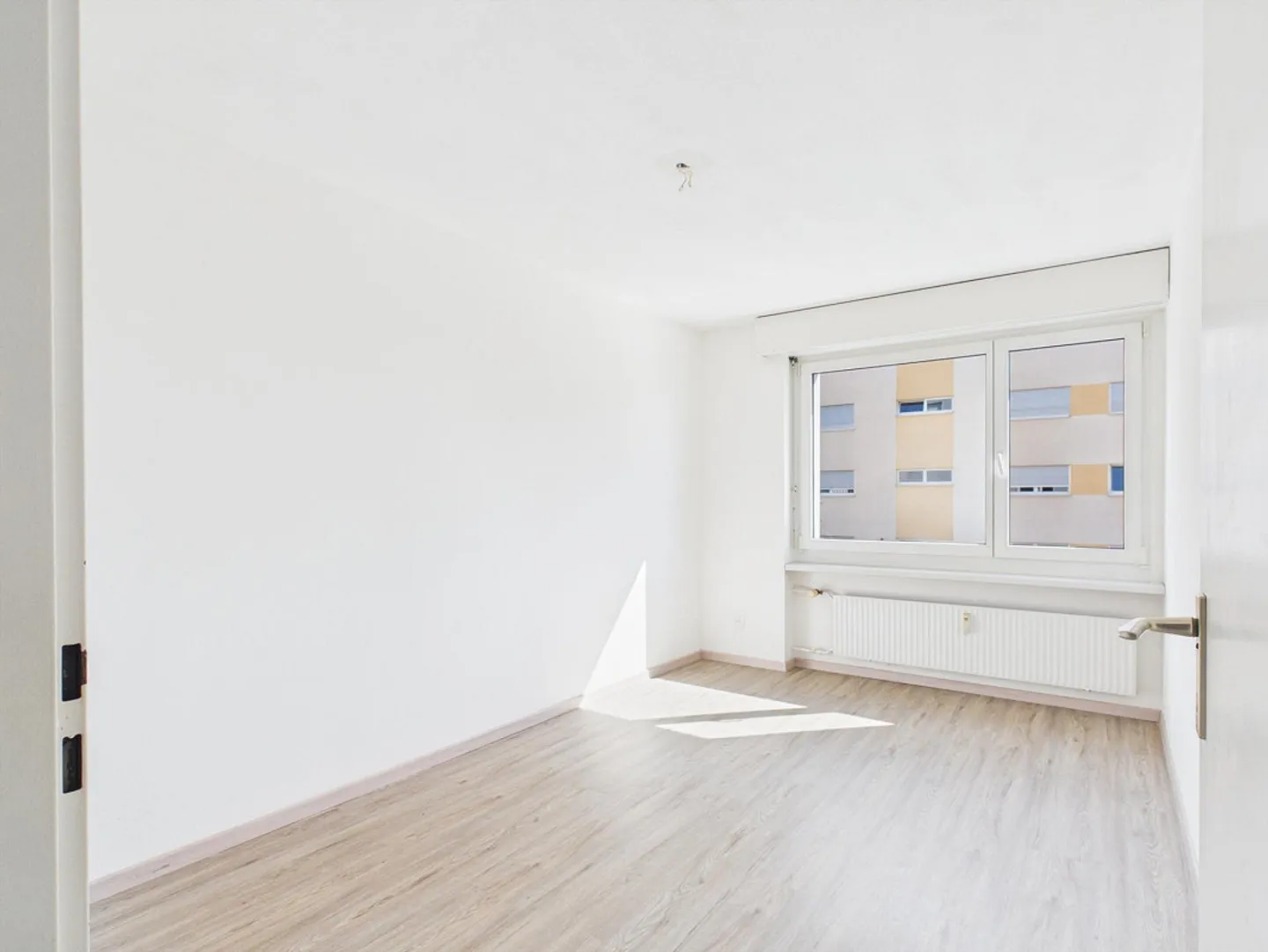 Appartement 4.5 pièces avec balcon, garage et ascenseur dans un emplacement calme - Photo 8 sur 9