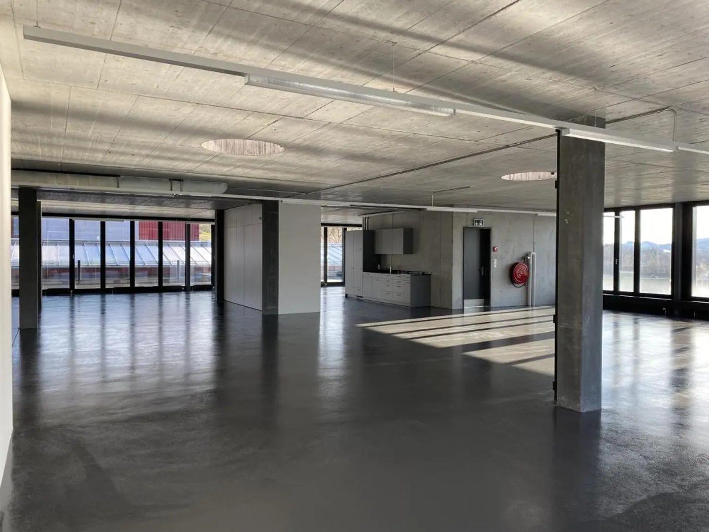 Espace de bureau lumineux dans un emplacement privilégié - Photo 2 sur 12