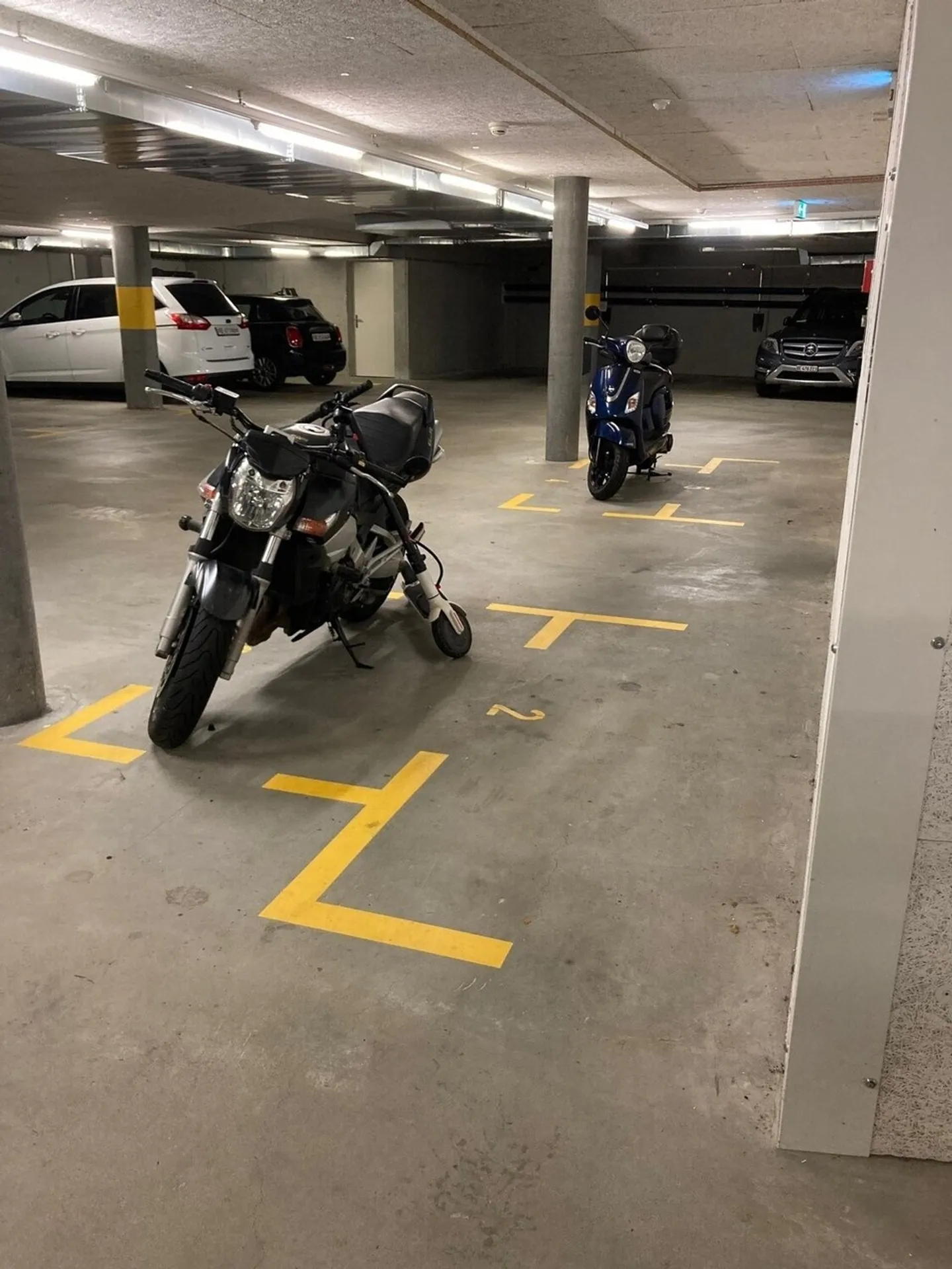 Place de Moto au Centre-Ville - Photo 2 sur 2