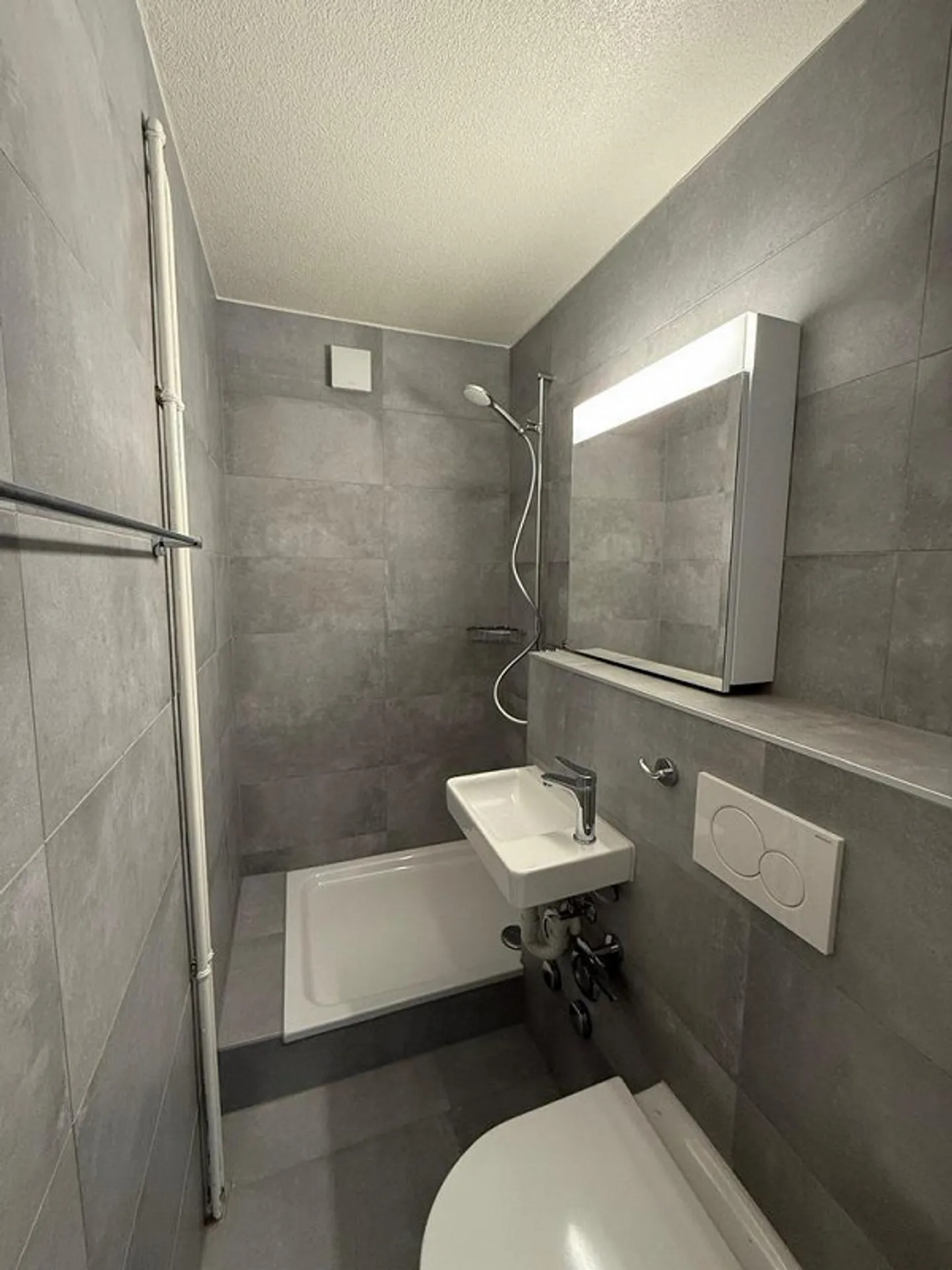 Appartement rénové de 1,5 pièce au rez-de-chaussée surélevé - Photo 2 sur 4