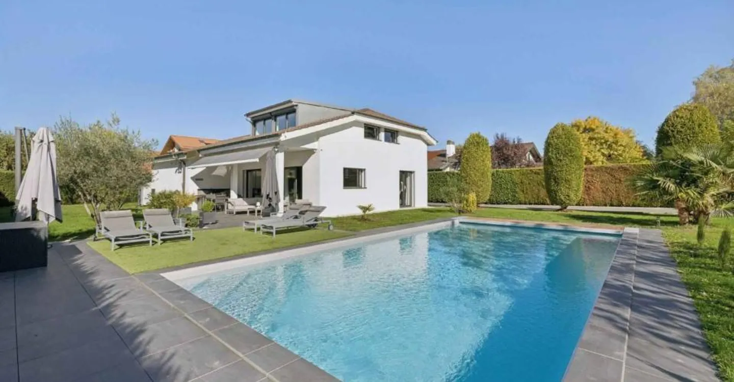 Charmante zeitgenössische Villa - Foto 2 von 12