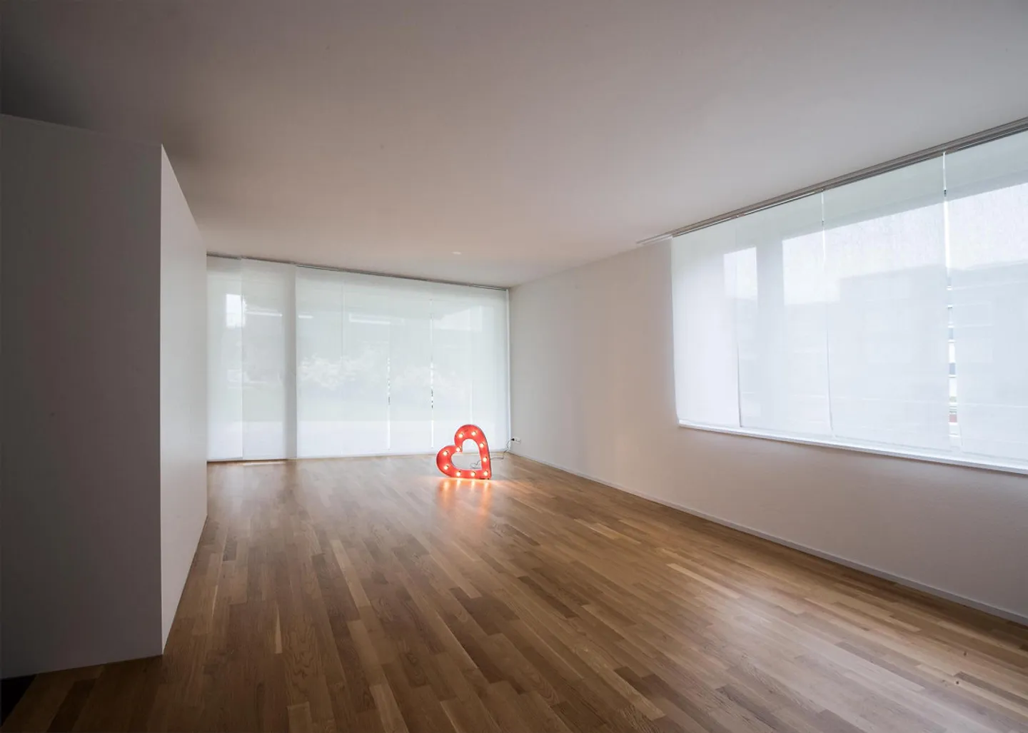 Moderne 2.5-Zimmer-Wohnung mit Sitzplatz - Foto 3 von 9
