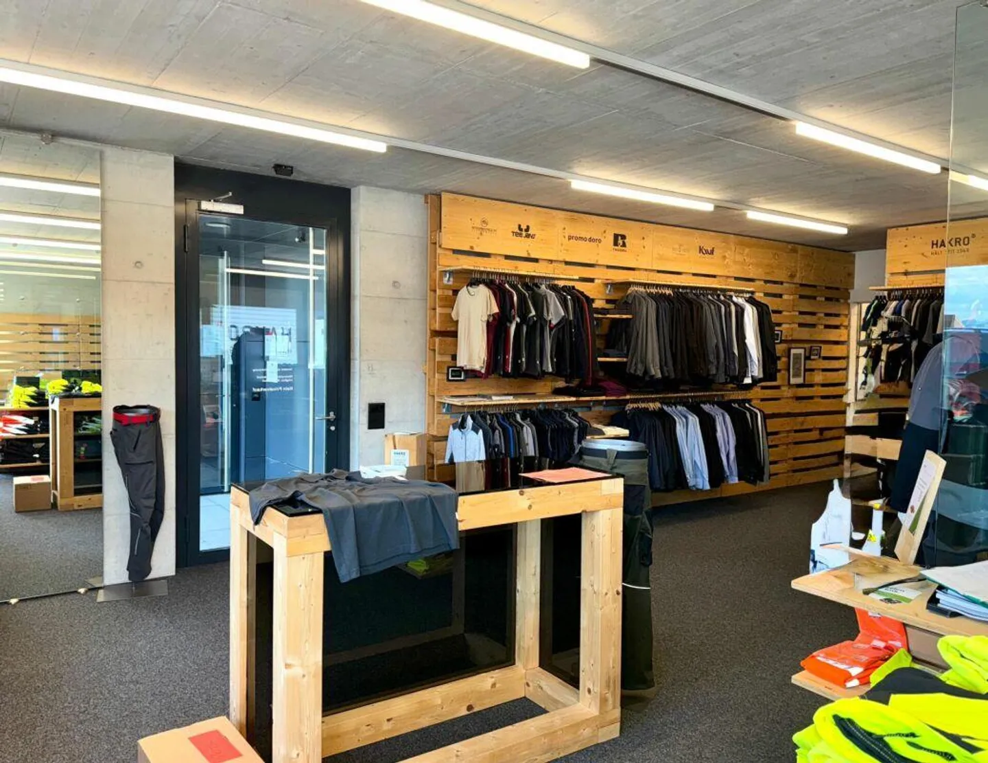 Zentrale Gewerbeflächen mit Ausstellungs-, Büro, Produktions- und L... - Foto 1 von 8