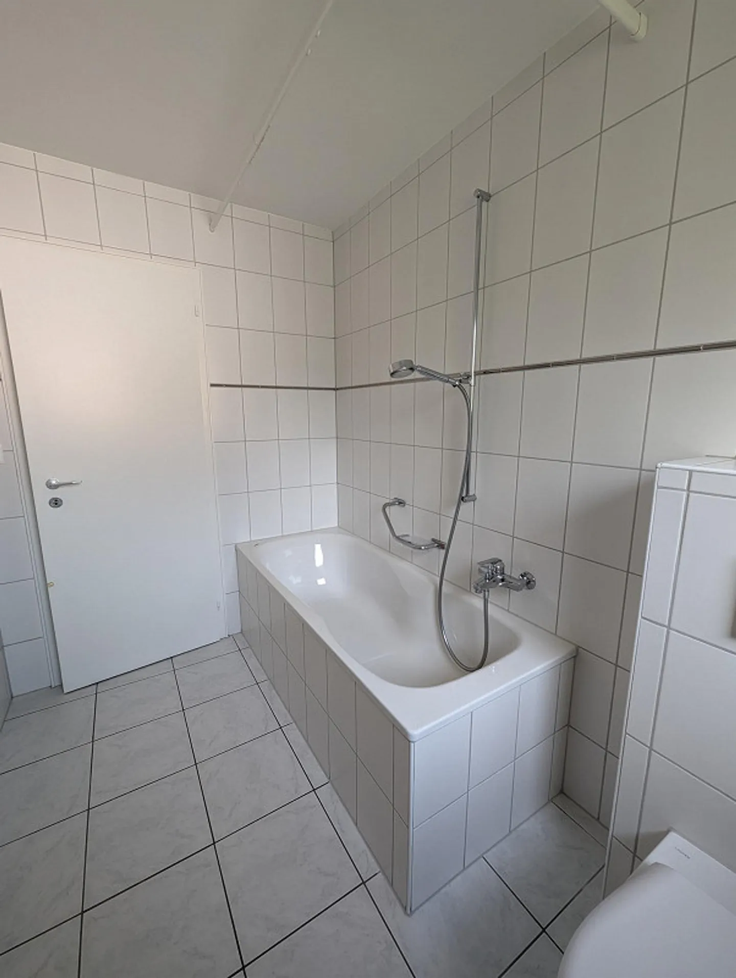 Bella appartamento di 4 stanze con 2 balconi ad Arlesheim - Foto 3 di 9
