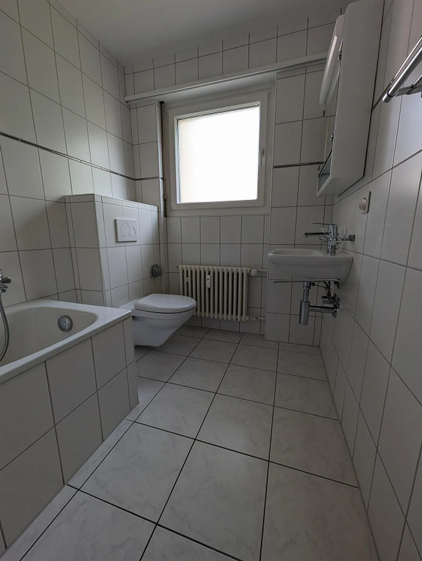 Bella appartamento di 4 stanze con 2 balconi ad Arlesheim - Foto 4 di 9