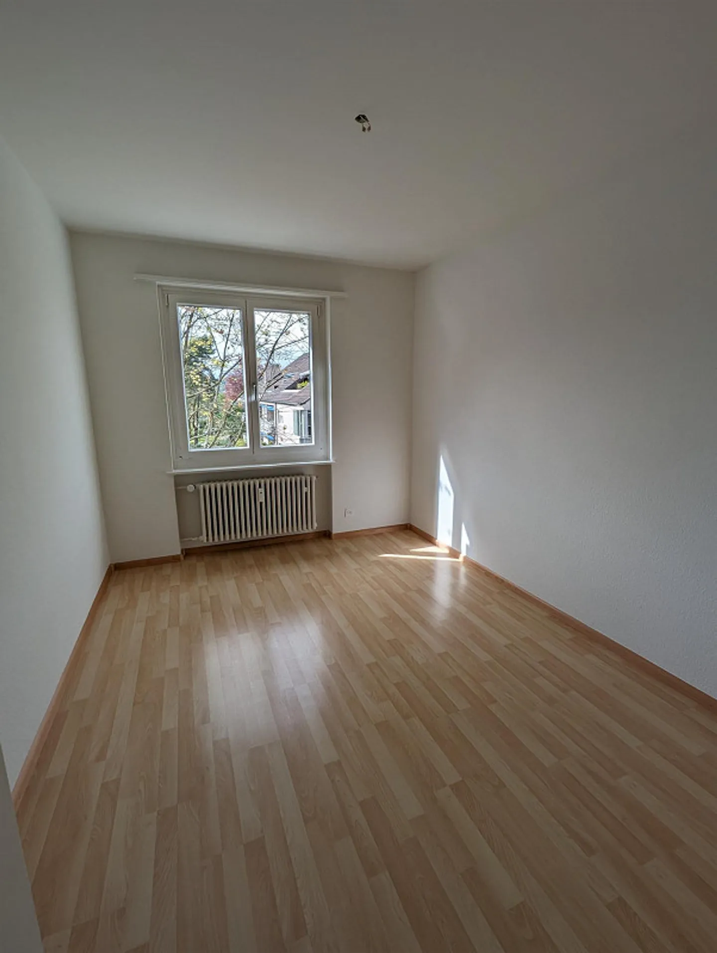 Bella appartamento di 4 stanze con 2 balconi ad Arlesheim - Foto 5 di 9