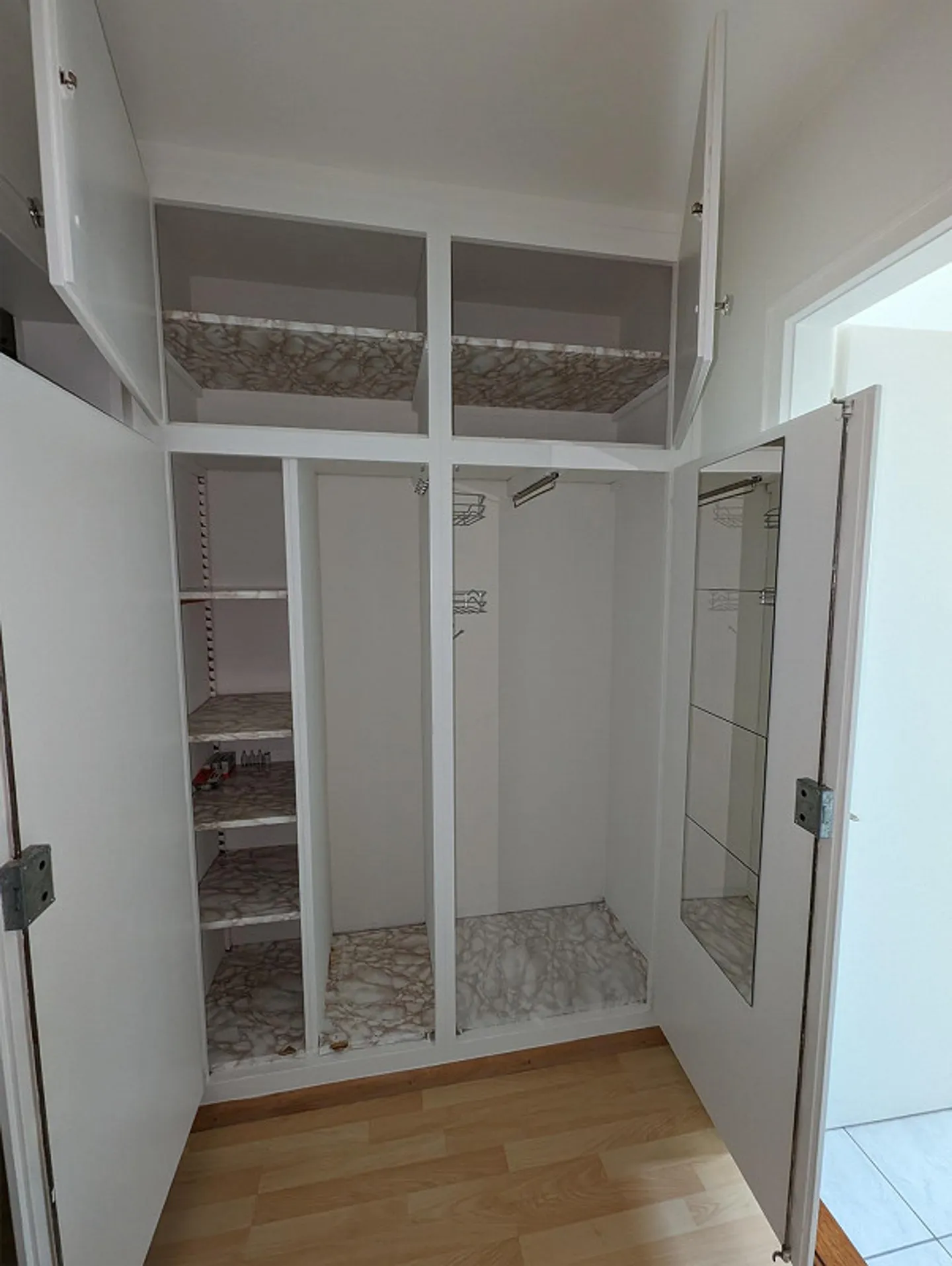 Bella appartamento di 4 stanze con 2 balconi ad Arlesheim - Foto 7 di 9