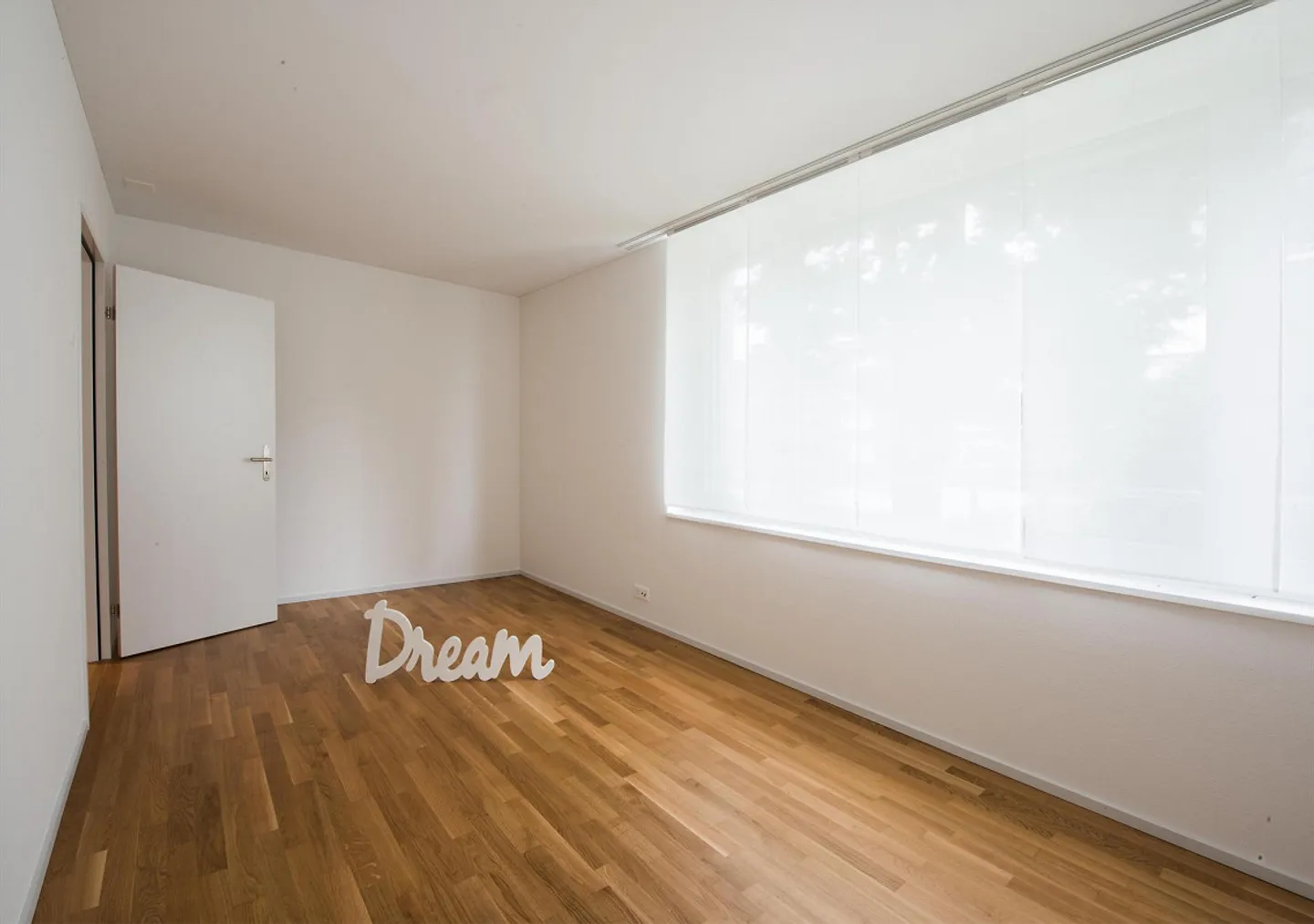 Moderne 2.5-Zimmer-Wohnung mit Sitzplatz - Foto 5 von 9