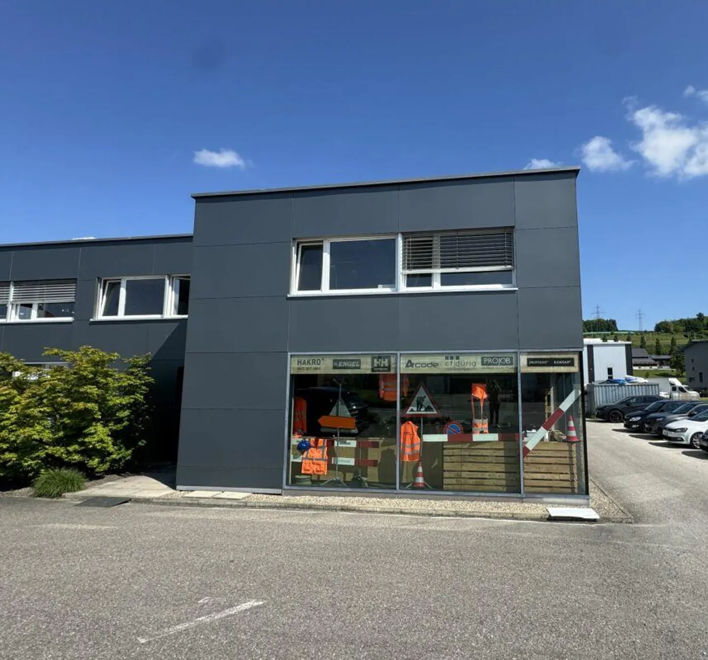 Zentrale Gewerbeflächen mit Ausstellungs-, Büro, Produktions- und L... - Foto 3 von 8