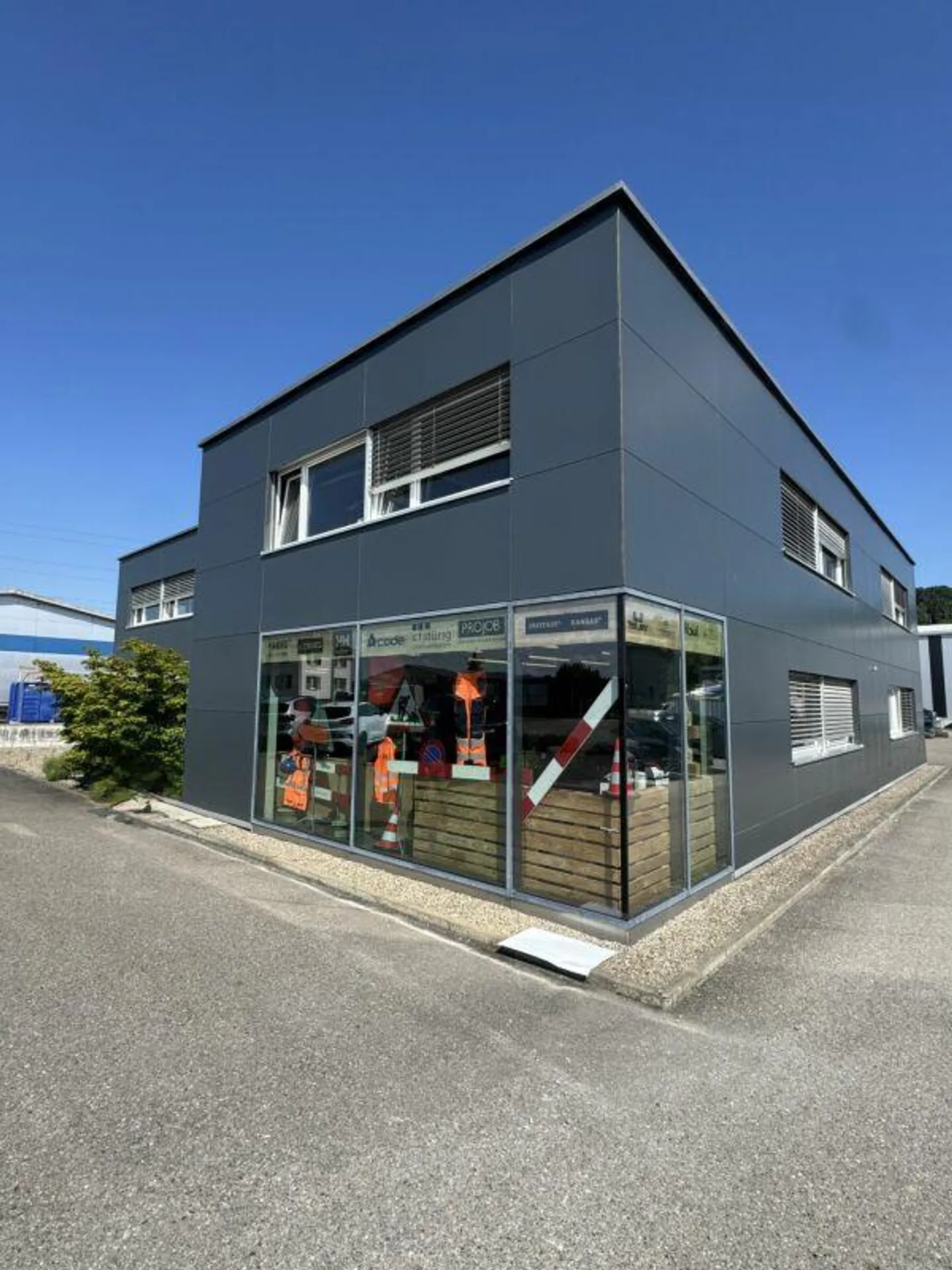 Zentrale Gewerbeflächen mit Ausstellungs-, Büro, Produktions- und L... - Foto 5 von 8