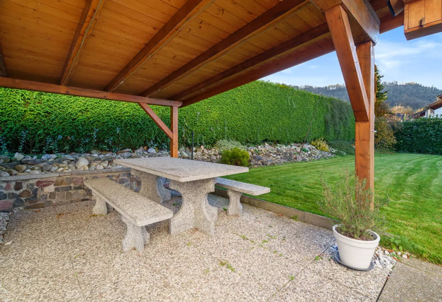 Versatile usage possibilities as a multi-generational house or yield - Photo 3 of 13