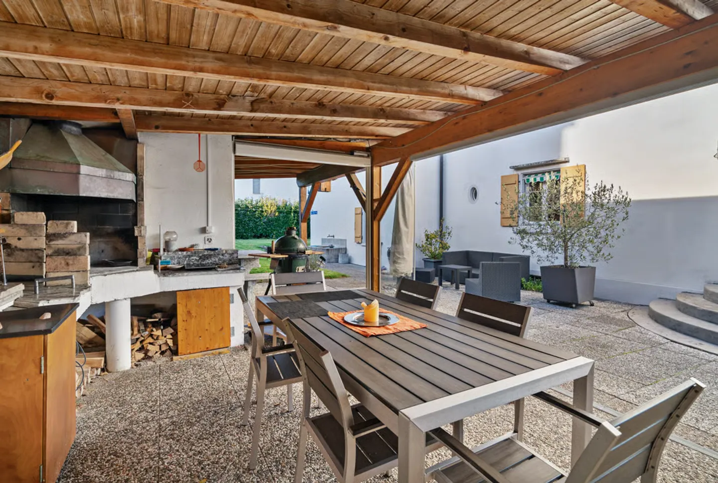 Versatile usage possibilities as a multi-generational house or yield - Photo 4 of 13