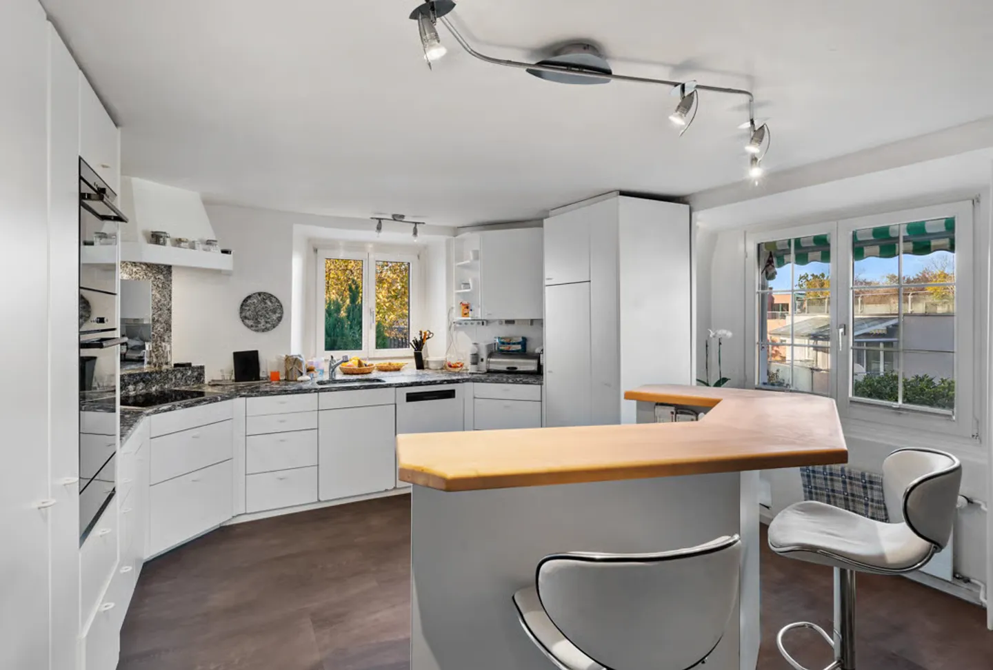 Versatile usage possibilities as a multi-generational house or yield - Photo 7 of 13