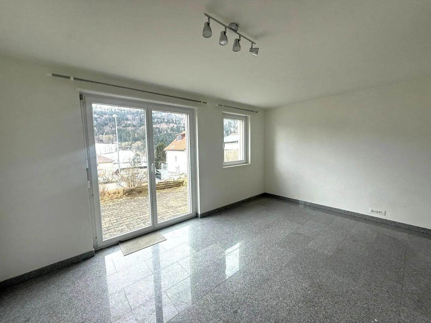 St-Imier, schönes 2.5-Zimmer-Apartment mit Terrasse, Garage, Garten - Foto 5 von 10