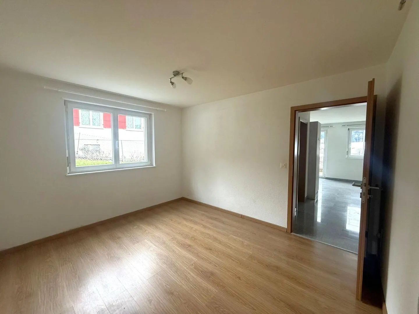 St-Imier, schönes 2.5-Zimmer-Apartment mit Terrasse, Garage, Garten - Foto 7 von 10