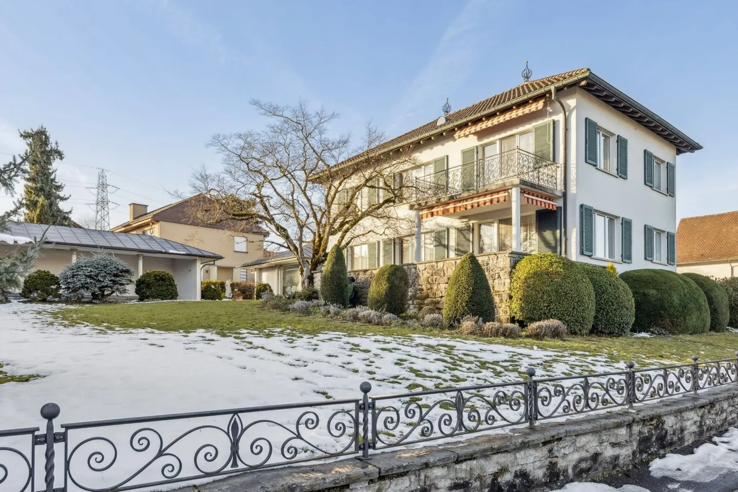 Extraordinary property with villa and various outbuildings - Photo 1 of 7