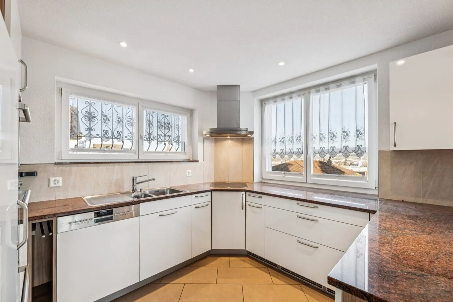 Extraordinary property with villa and various outbuildings - Photo 3 of 7