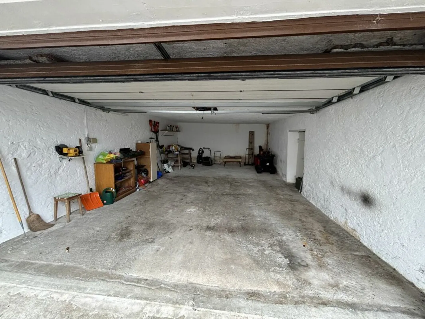 Beautiful family house with 6 large garages - Photo 16 of 19